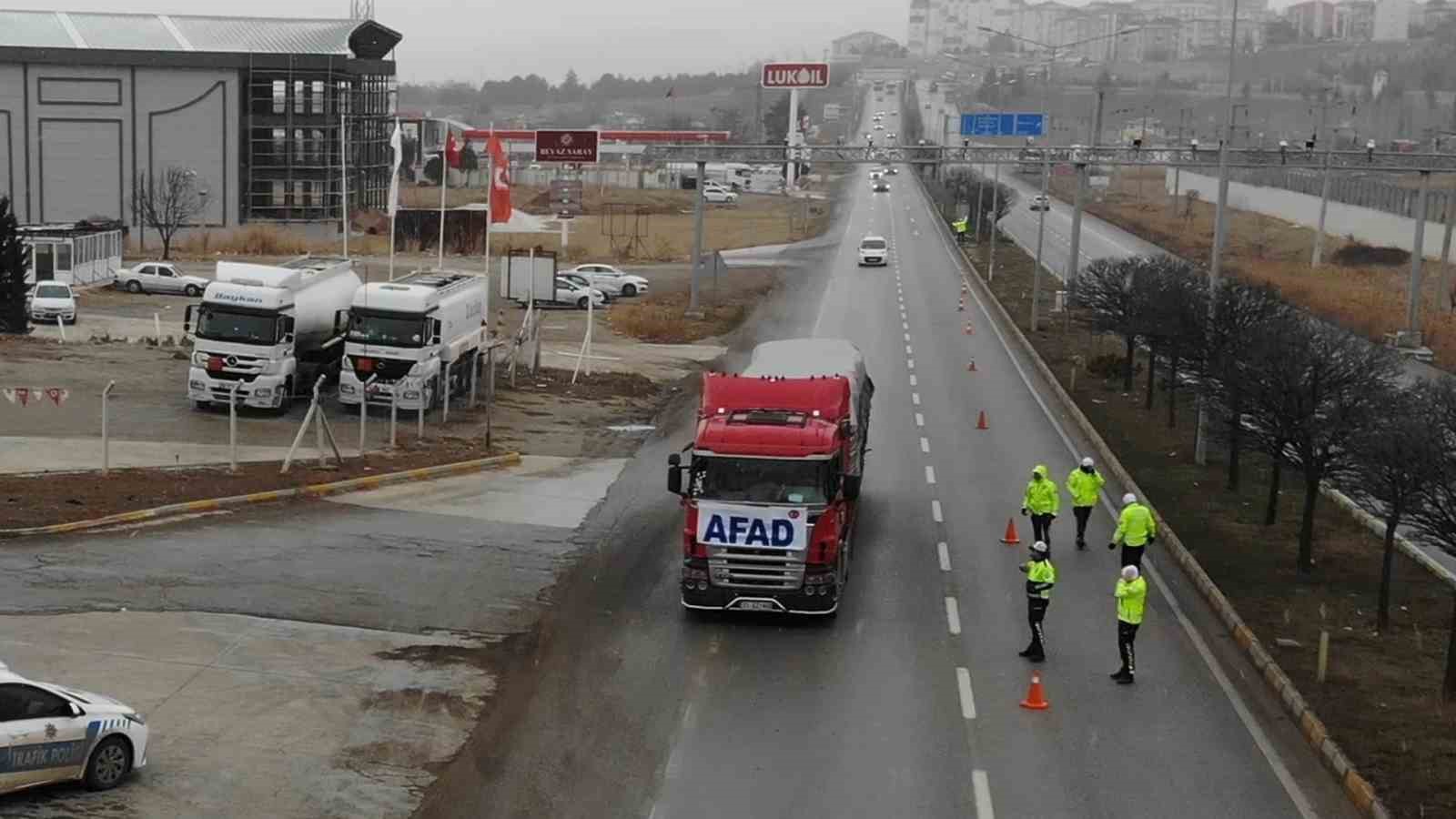 43 ilin geçiş güzergahında kar alarmı: AFAD yardım tırlarının dışındaki ağır tonajlı araçlar bekletildi