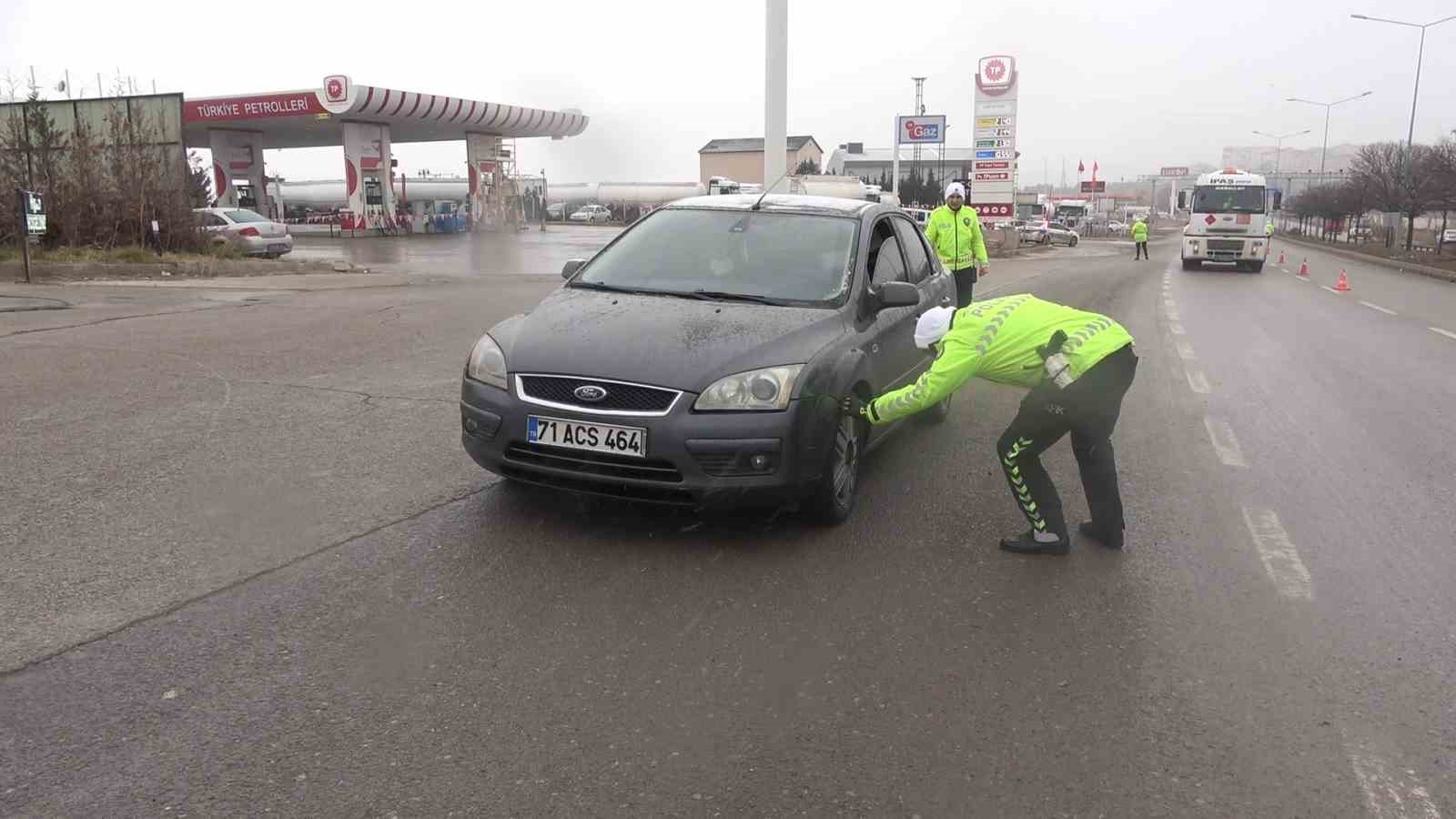 43 ilin geçiş güzergahında kar alarmı: AFAD yardım tırlarının dışındaki ağır tonajlı araçlar bekletildi