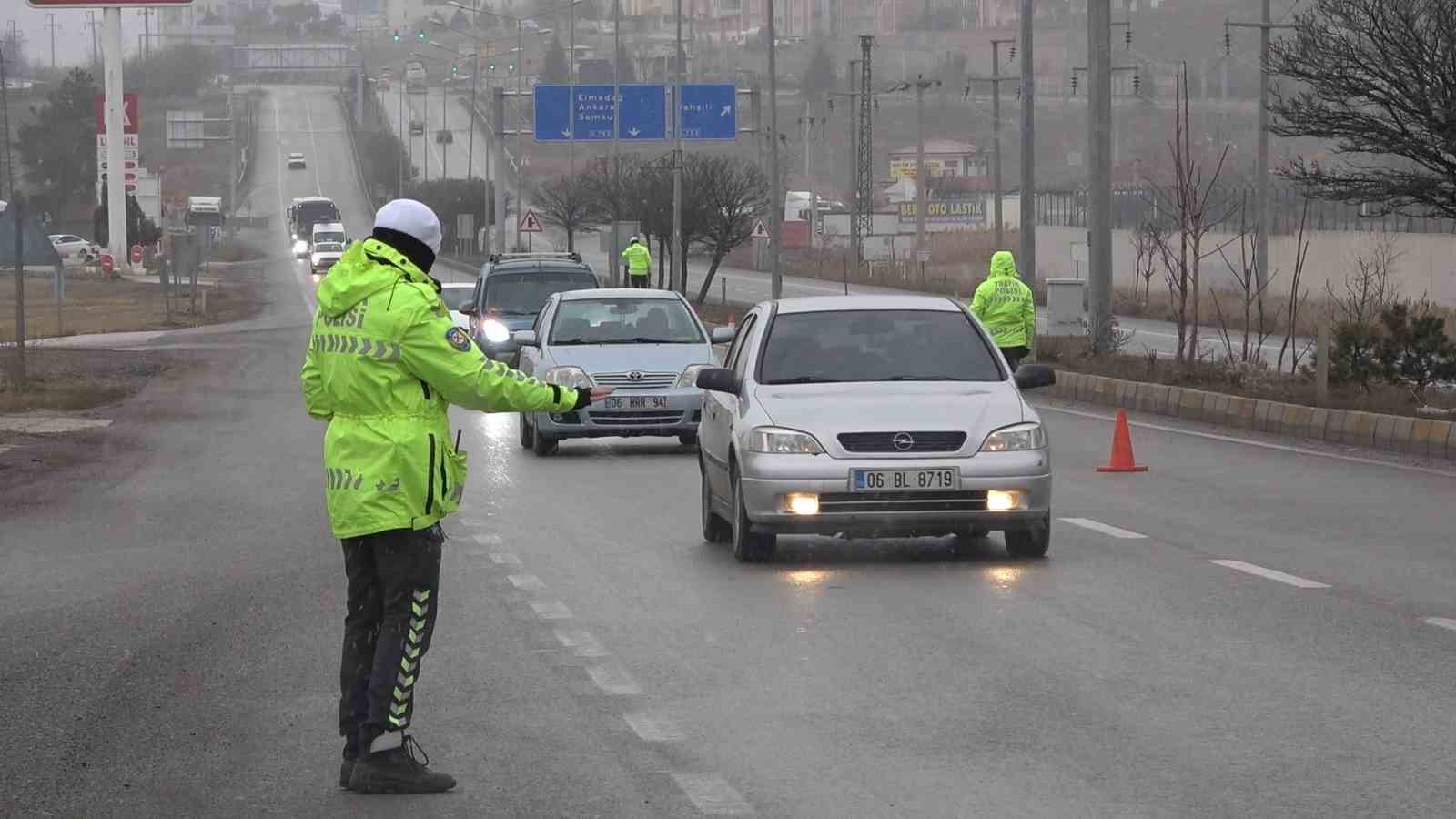 43 ilin geçiş güzergahında kar alarmı: AFAD yardım tırlarının dışındaki ağır tonajlı araçlar bekletildi