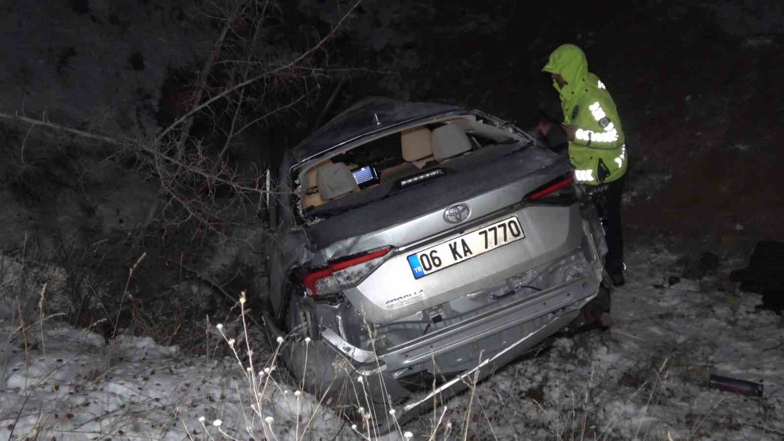 Uçurumdan yuvarlanan otomobil hurdaya döndü: 6 yaralı