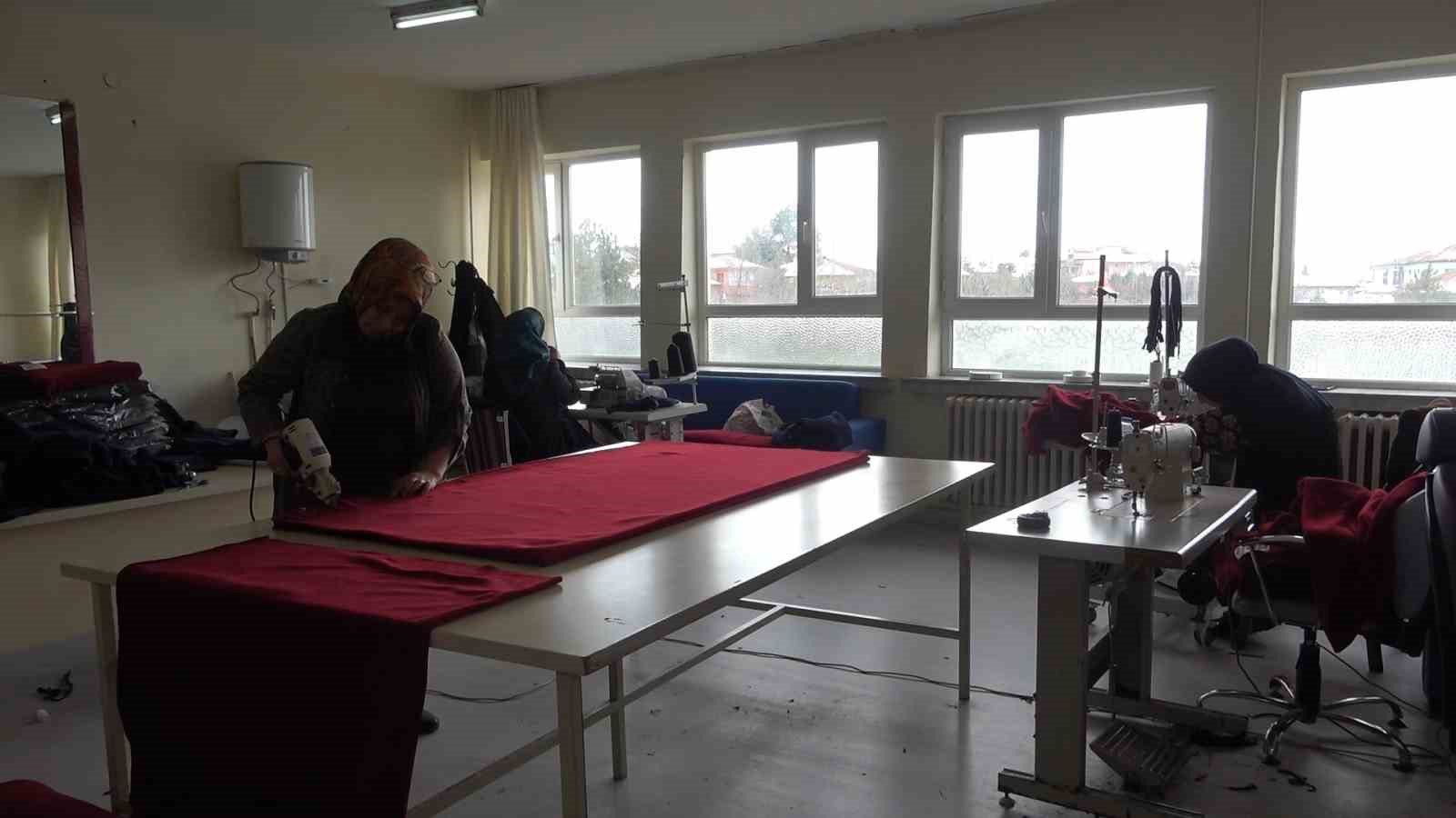 Gönüllüler depremzedeler için kışlık kıyafet ve battaniye üretiyor