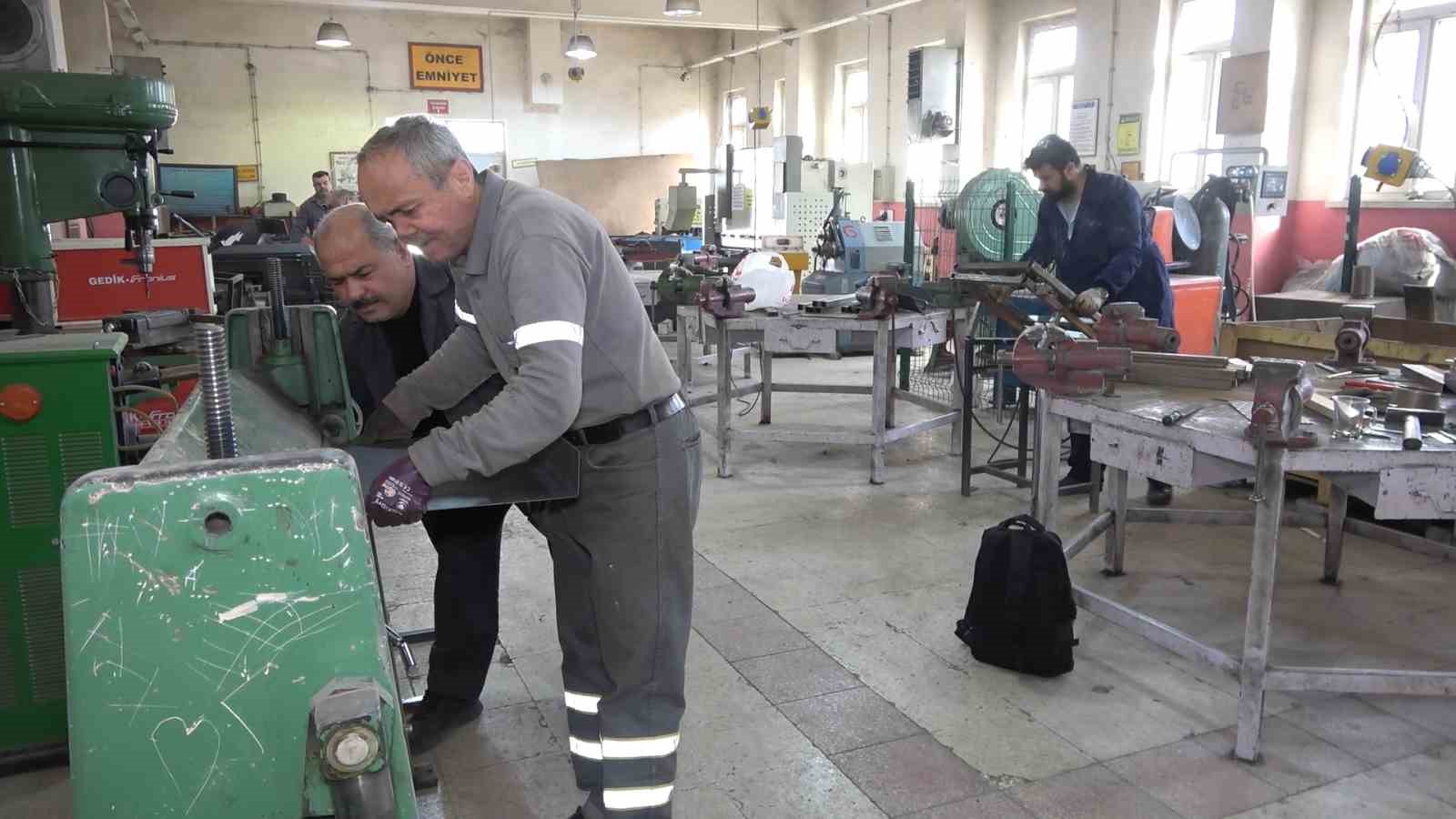 Gönüllü öğretmenler çadır kentlerdeki depremzedelere odun sobası üretiyor