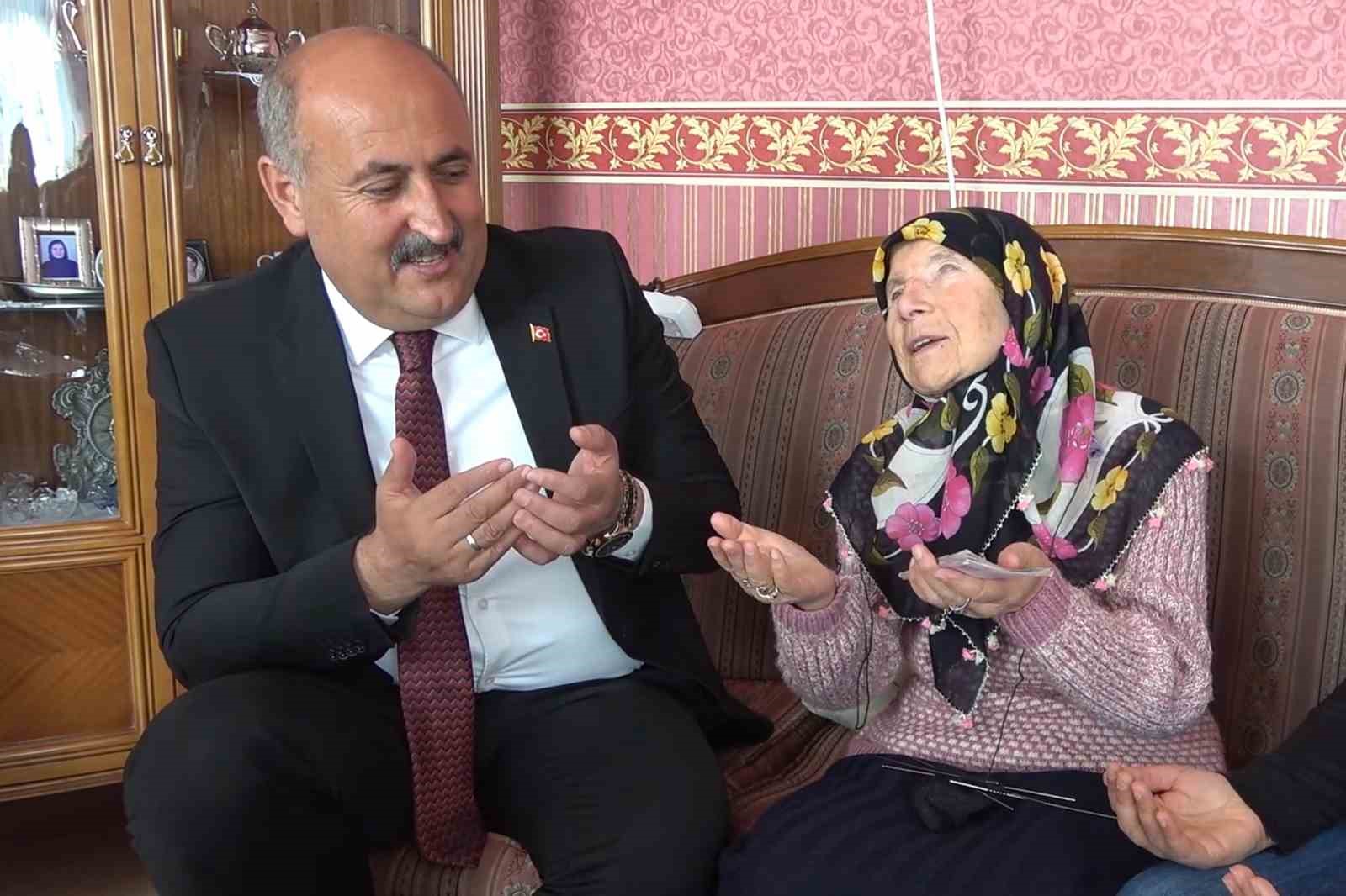 84’lük nine ne görüyor nede işitiyor, sadece bu yöntemle iletişim kuruyor: Ördüğü çorapların gelirini depremzedelere bağışladı
