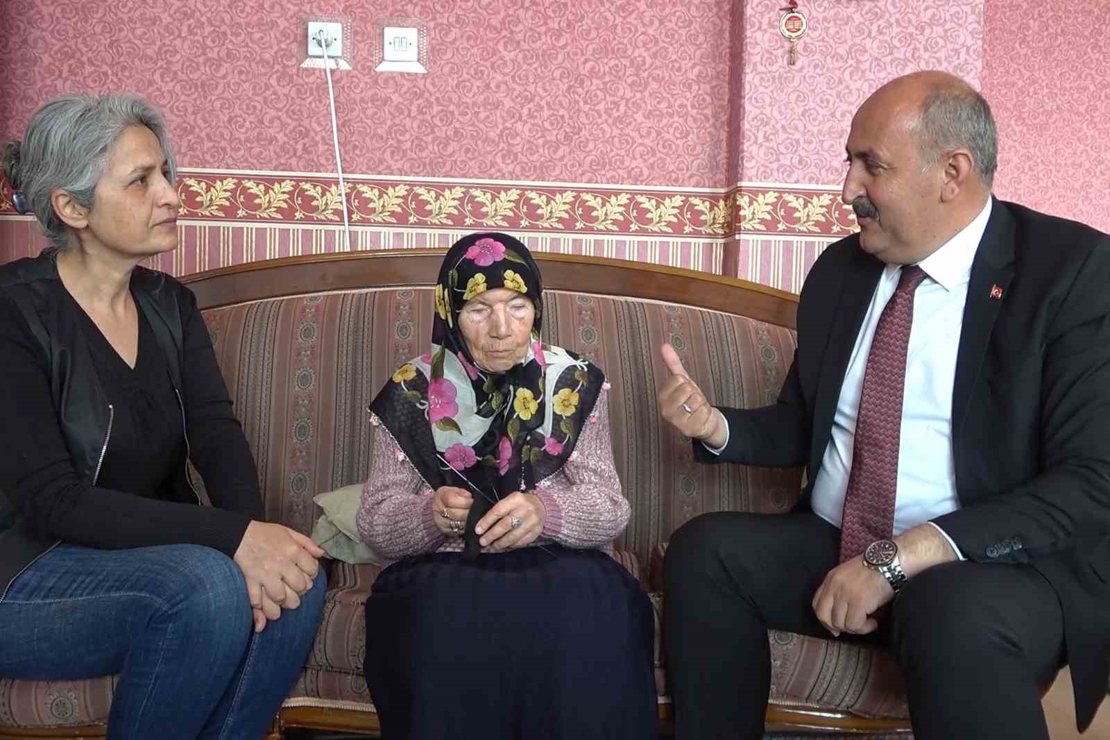 84’lük nine ne görüyor nede işitiyor, sadece bu yöntemle iletişim kuruyor: Ördüğü çorapların gelirini depremzedelere bağışladı