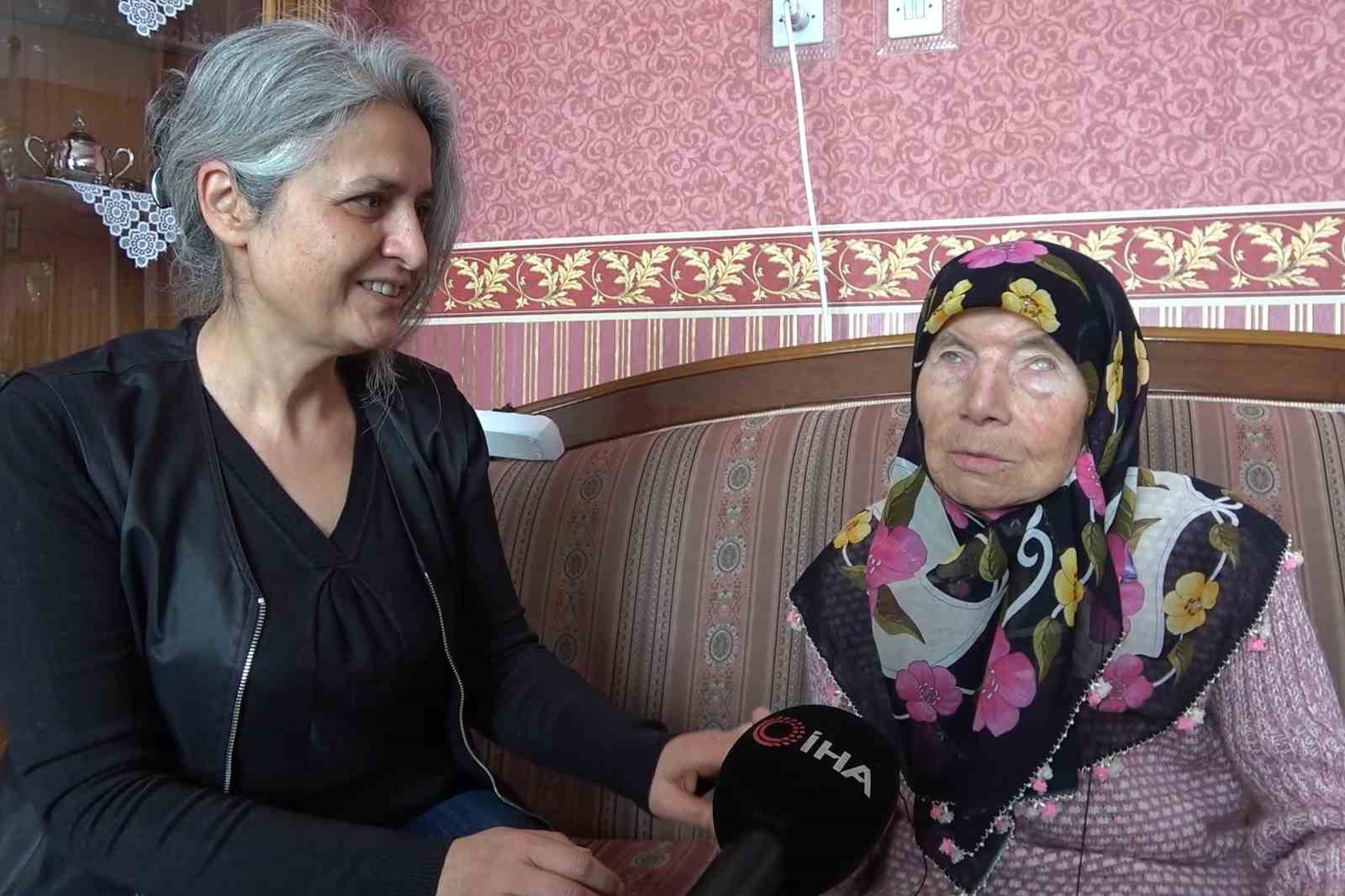84’lük nine ne görüyor nede işitiyor, sadece bu yöntemle iletişim kuruyor: Ördüğü çorapların gelirini depremzedelere bağışladı