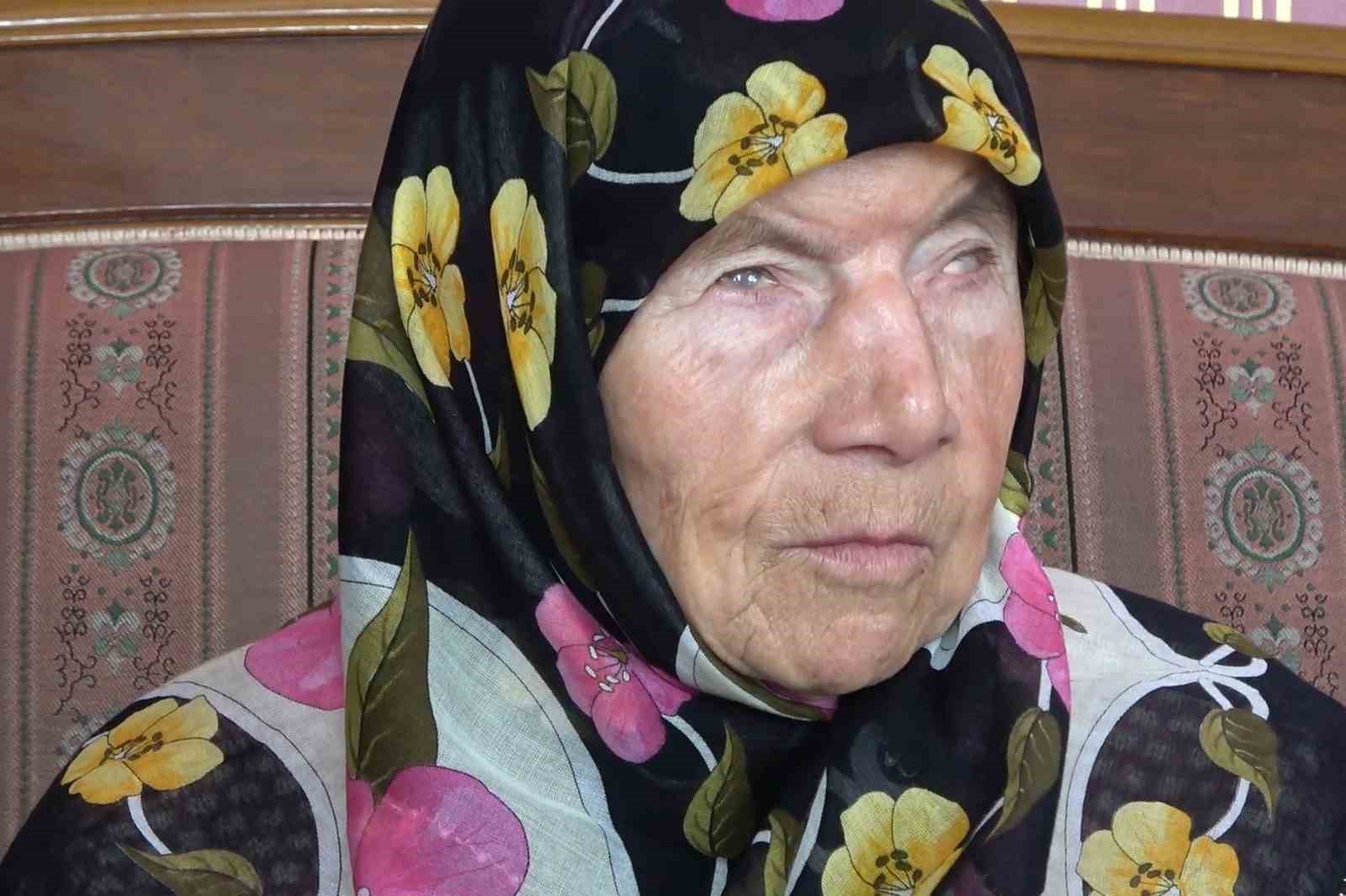 84’lük nine ne görüyor nede işitiyor, sadece bu yöntemle iletişim kuruyor: Ördüğü çorapların gelirini depremzedelere bağışladı