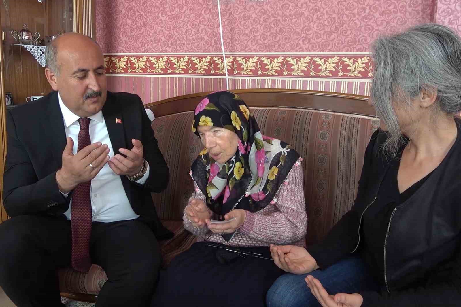 84’lük nine ne görüyor nede işitiyor, sadece bu yöntemle iletişim kuruyor: Ördüğü çorapların gelirini depremzedelere bağışladı