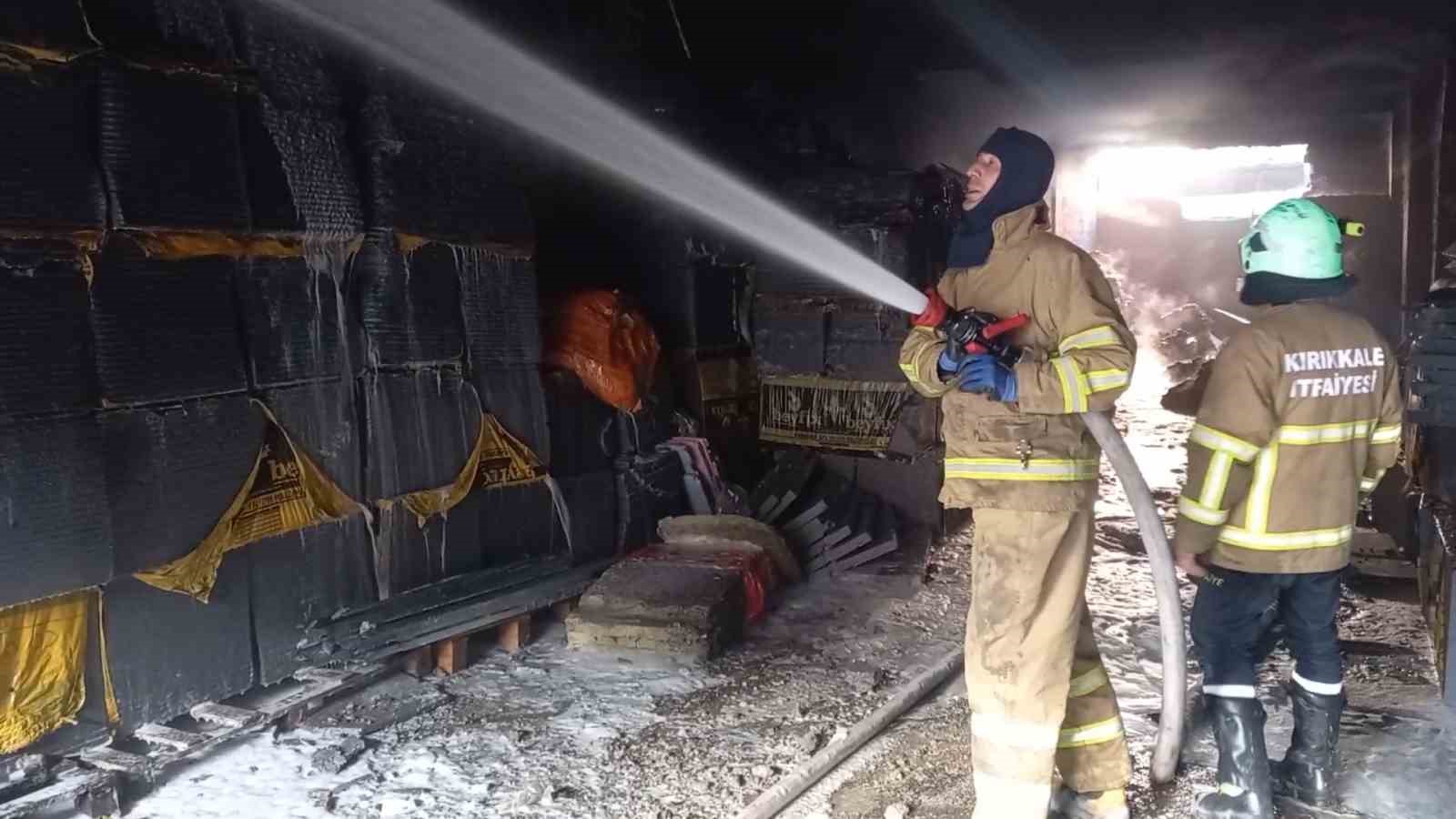 STRAFOR DEPOSUNDA YANGIN ÇIKTI, GÖKYÜZÜNÜ KARA BULUTLAR KAPLADI