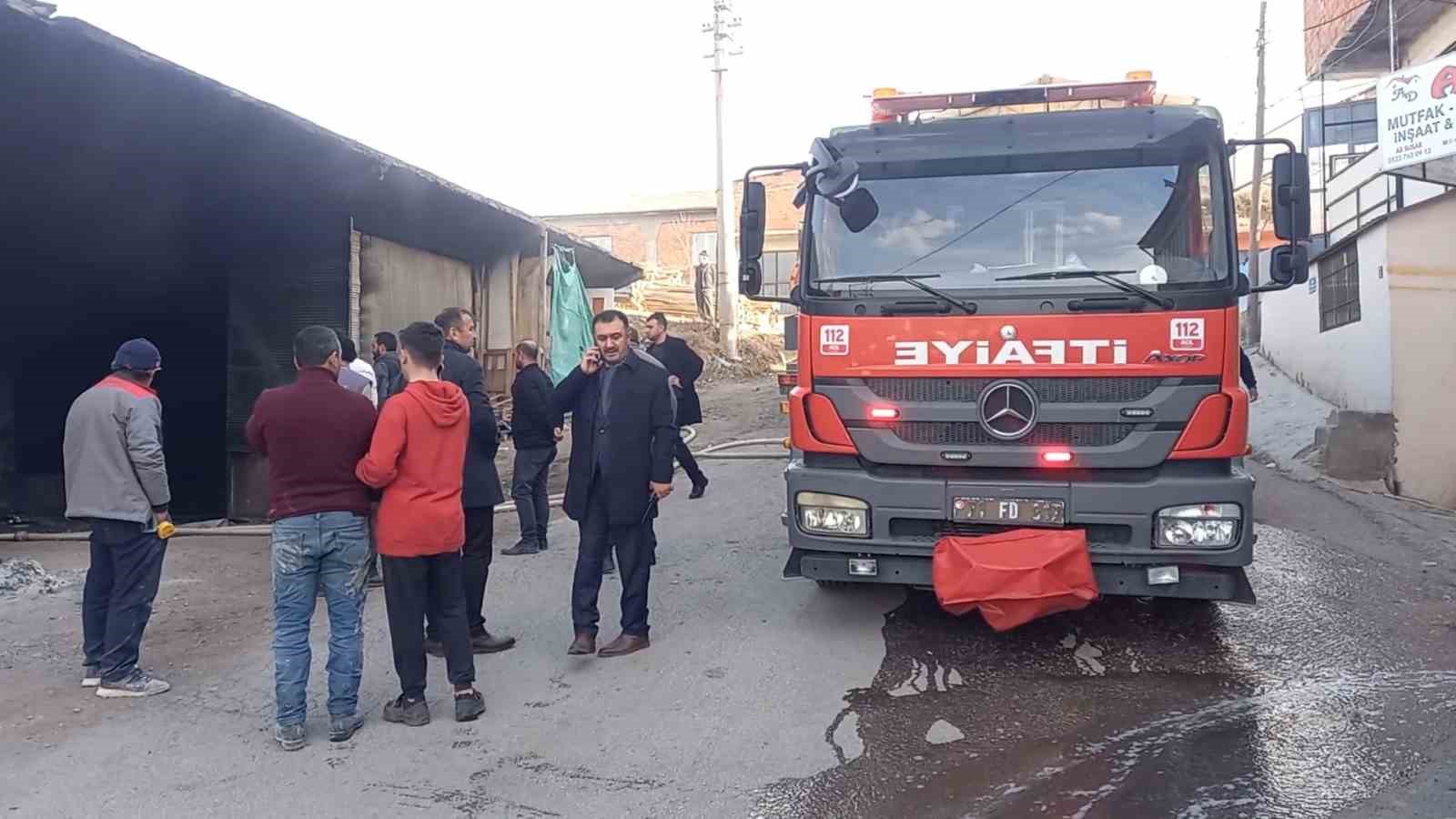 STRAFOR DEPOSUNDA YANGIN ÇIKTI, GÖKYÜZÜNÜ KARA BULUTLAR KAPLADI