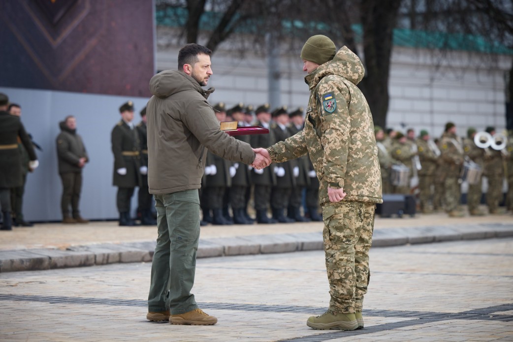 Zelenskiy’den savaşın yıl dönümünde askerlere devlet nişanı