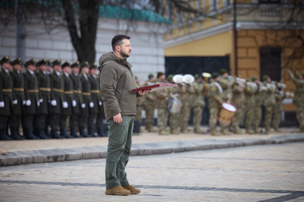 Zelenskiy’den savaşın yıl dönümünde askerlere devlet nişanı