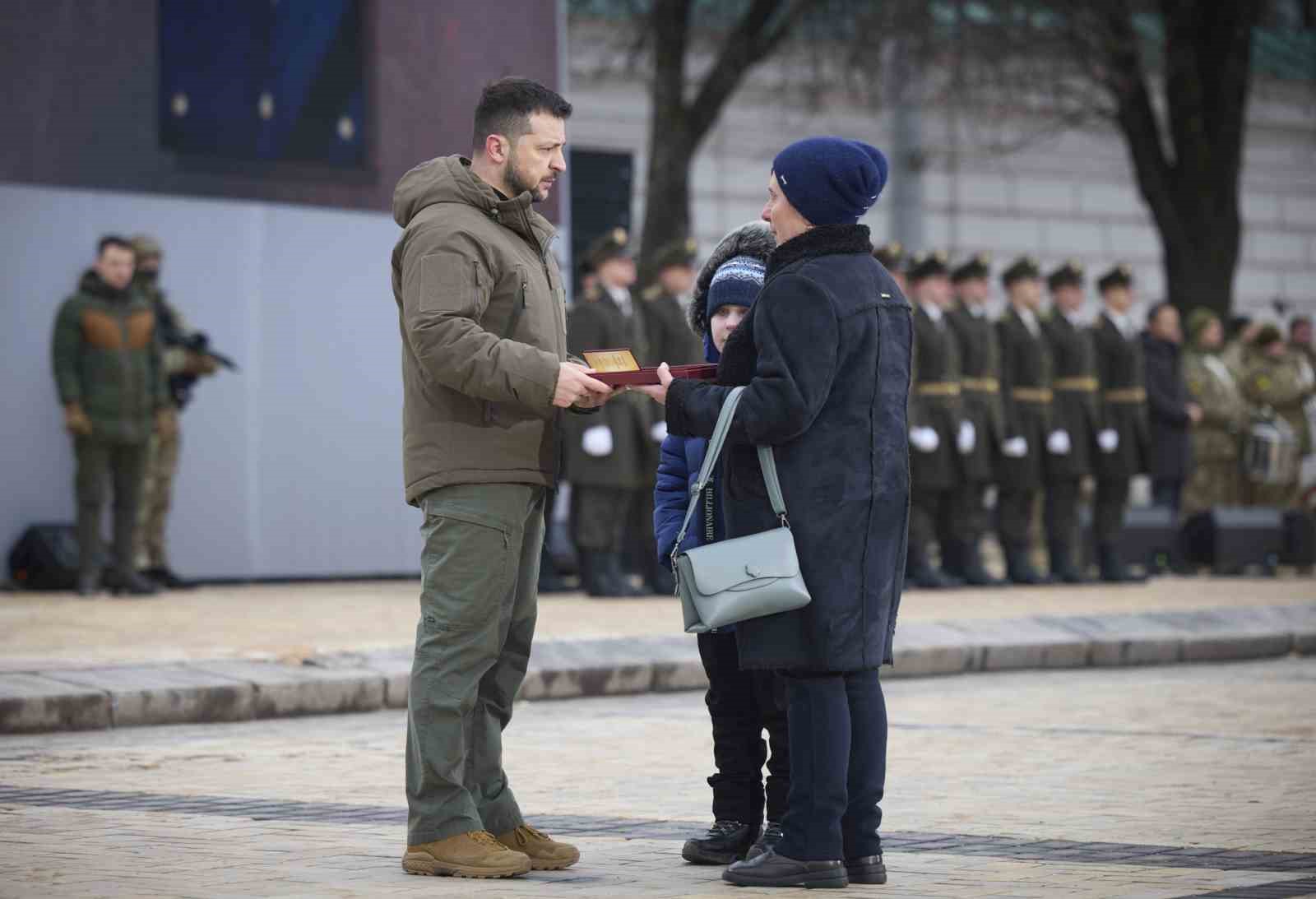 Zelenskiy’den savaşın yıl dönümünde askerlere devlet nişanı