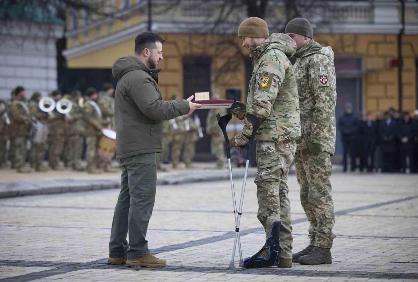 Zelenskiy’den savaşın yıl dönümünde askerlere devlet nişanı