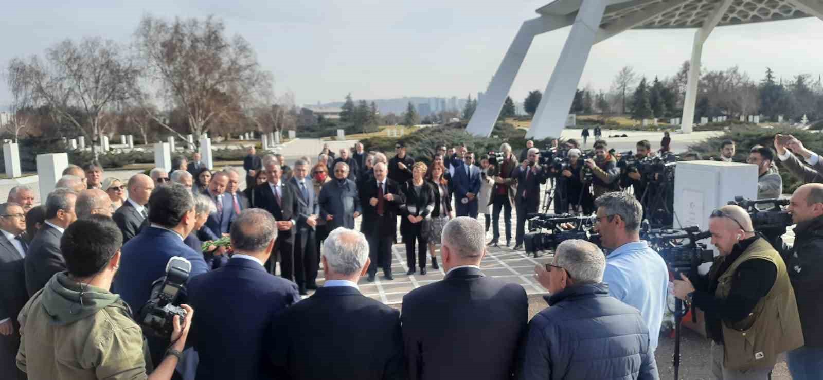 Deniz Baykal, 1 Mart tezkeresinin yıldönümünde mezarı başında anıldı