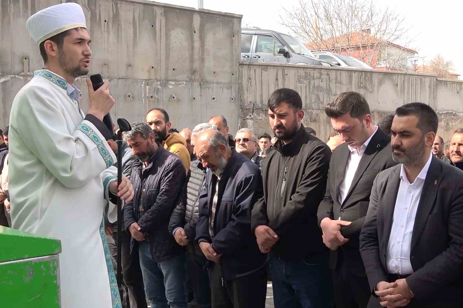 Bir babanın en zor anı: Eşi, kızı, kız kardeşi ve kuzeninden sonra şimdi de 10 yaşındaki kızını toprağa verdi