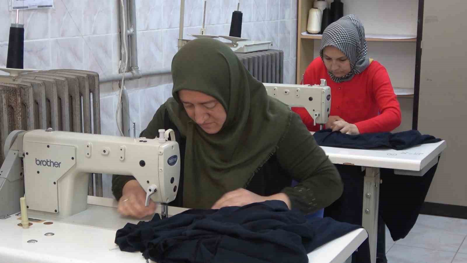 Gönüllü kadınlar depremzedeler için kıyafet üretiyor