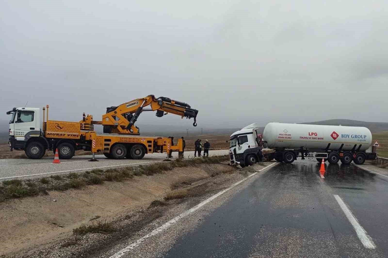 LPG yüklü tanker kaza yaptı, sürücü yara almadan kurtuldu