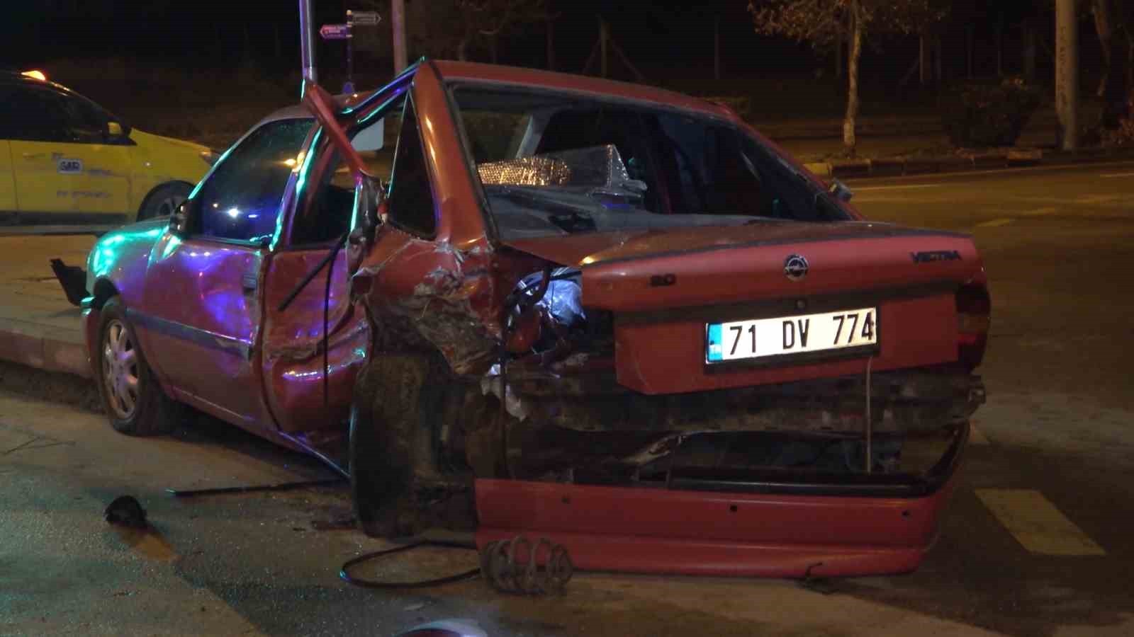 Kırmızı ışıkta bekleyen araçlara çarpıp kaçtı: 3 yaralı