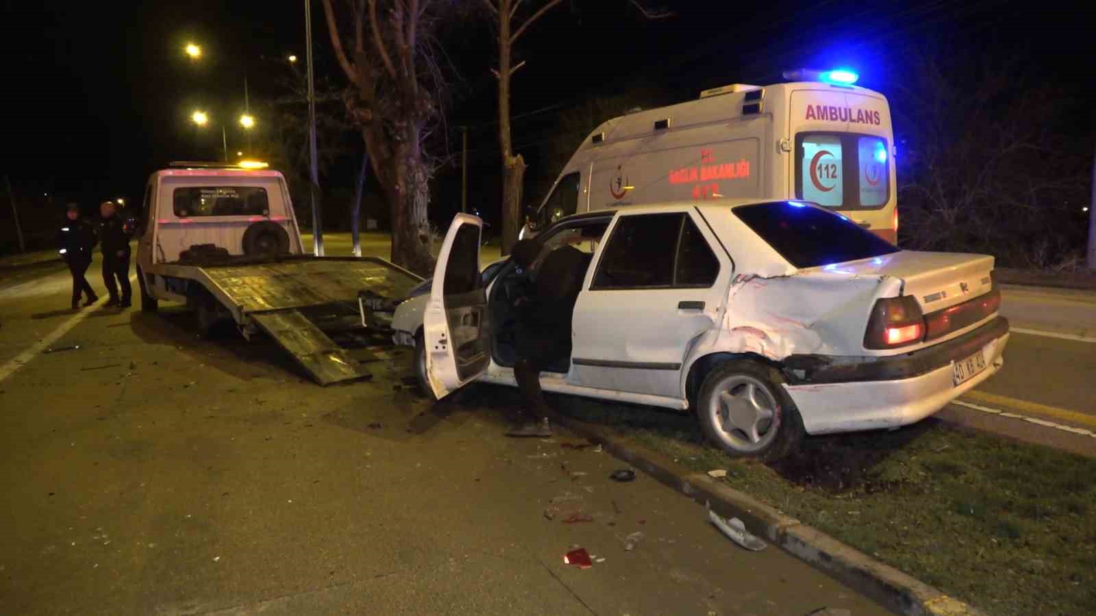 Kırmızı ışıkta bekleyen araçlara çarpıp kaçtı: 3 yaralı