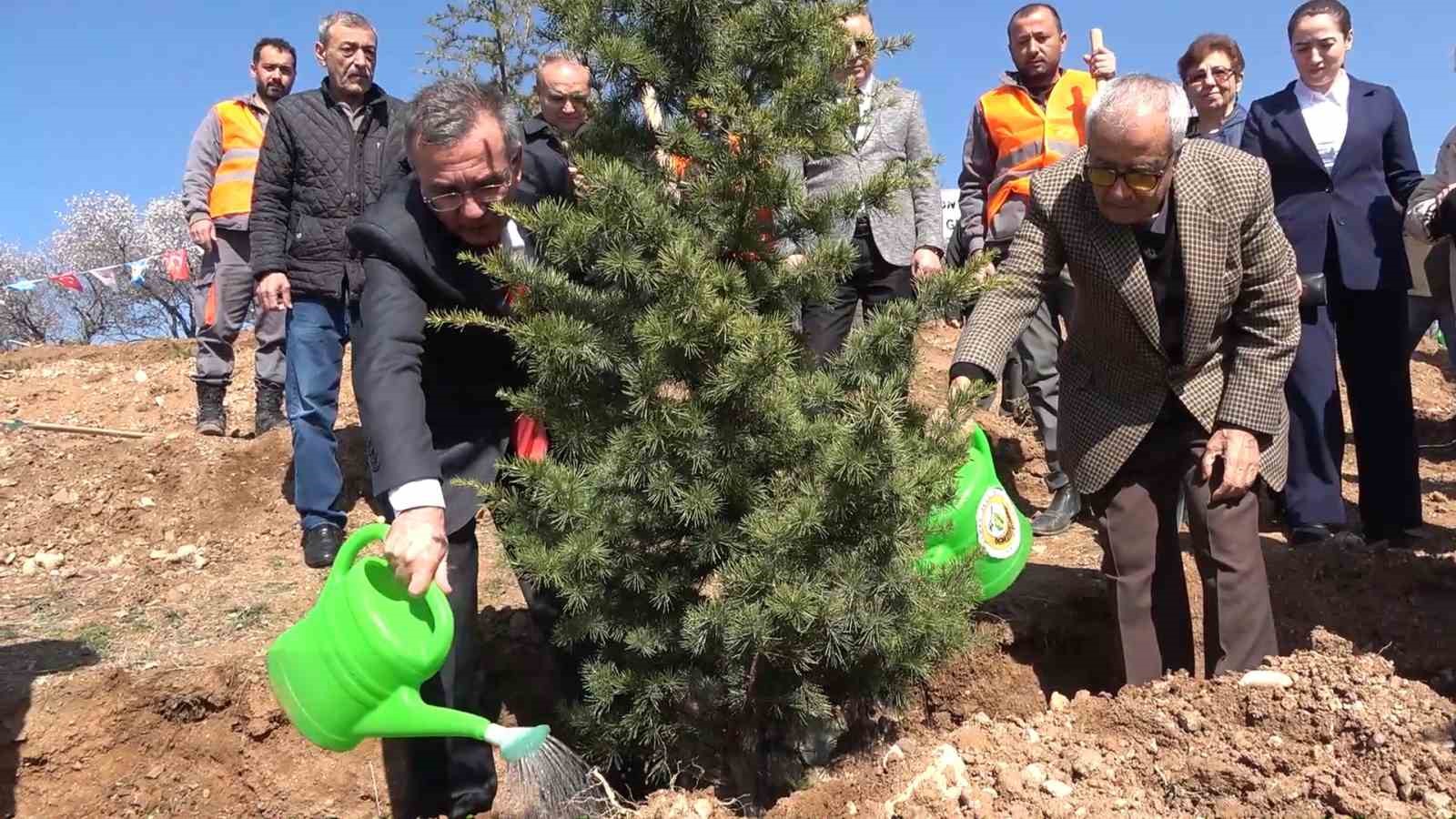 Depremde kız kardeşini ve akrabalarını kaybetti: Onlar için diktiği fidanı gözyaşıyla suladı