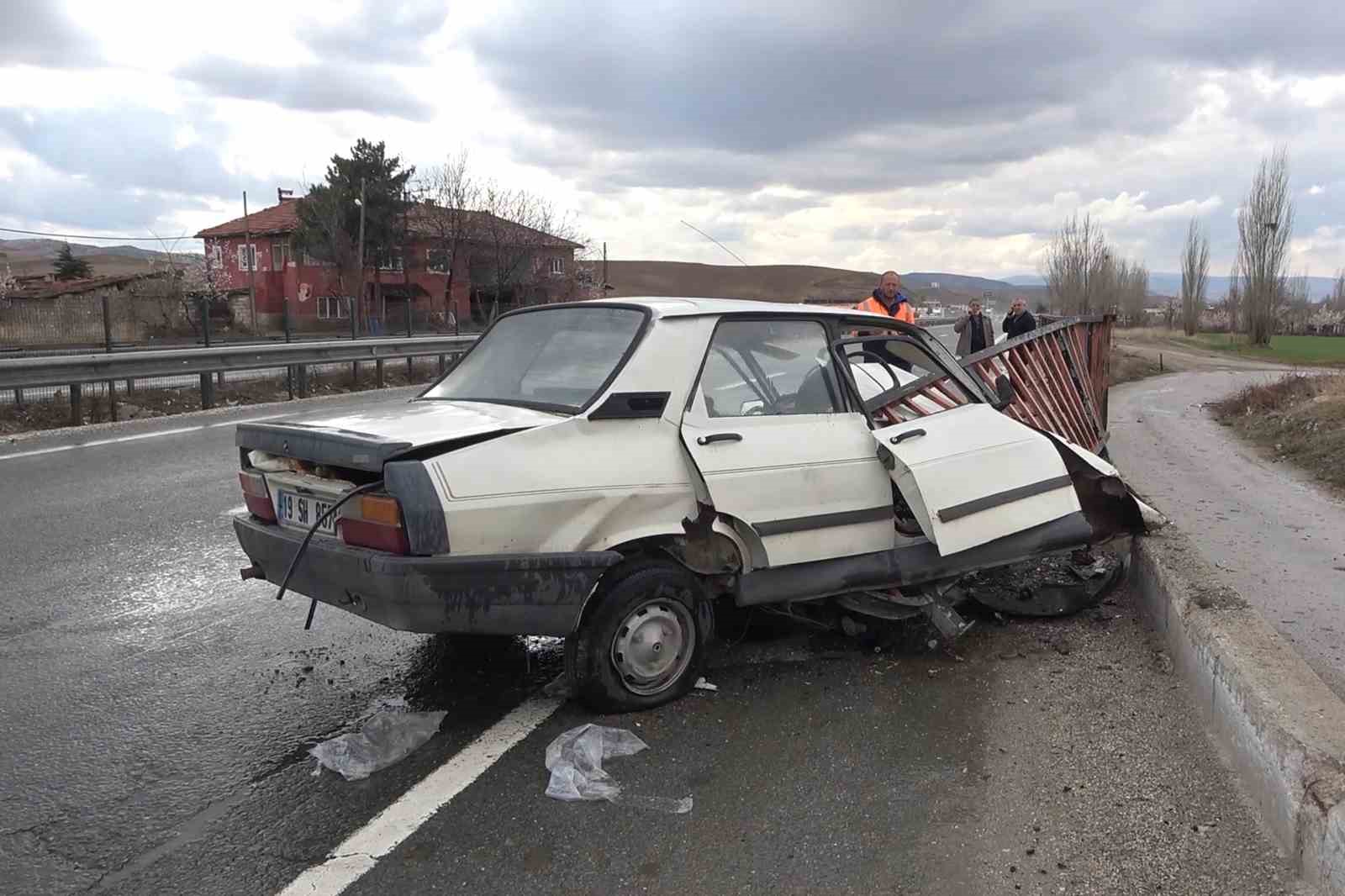 KIRIKKALE'DE KONTROLDEN ÇIKAN OTOMOBİL DEMİR KORKULUKLARA OK GİBİ SAPLANDI