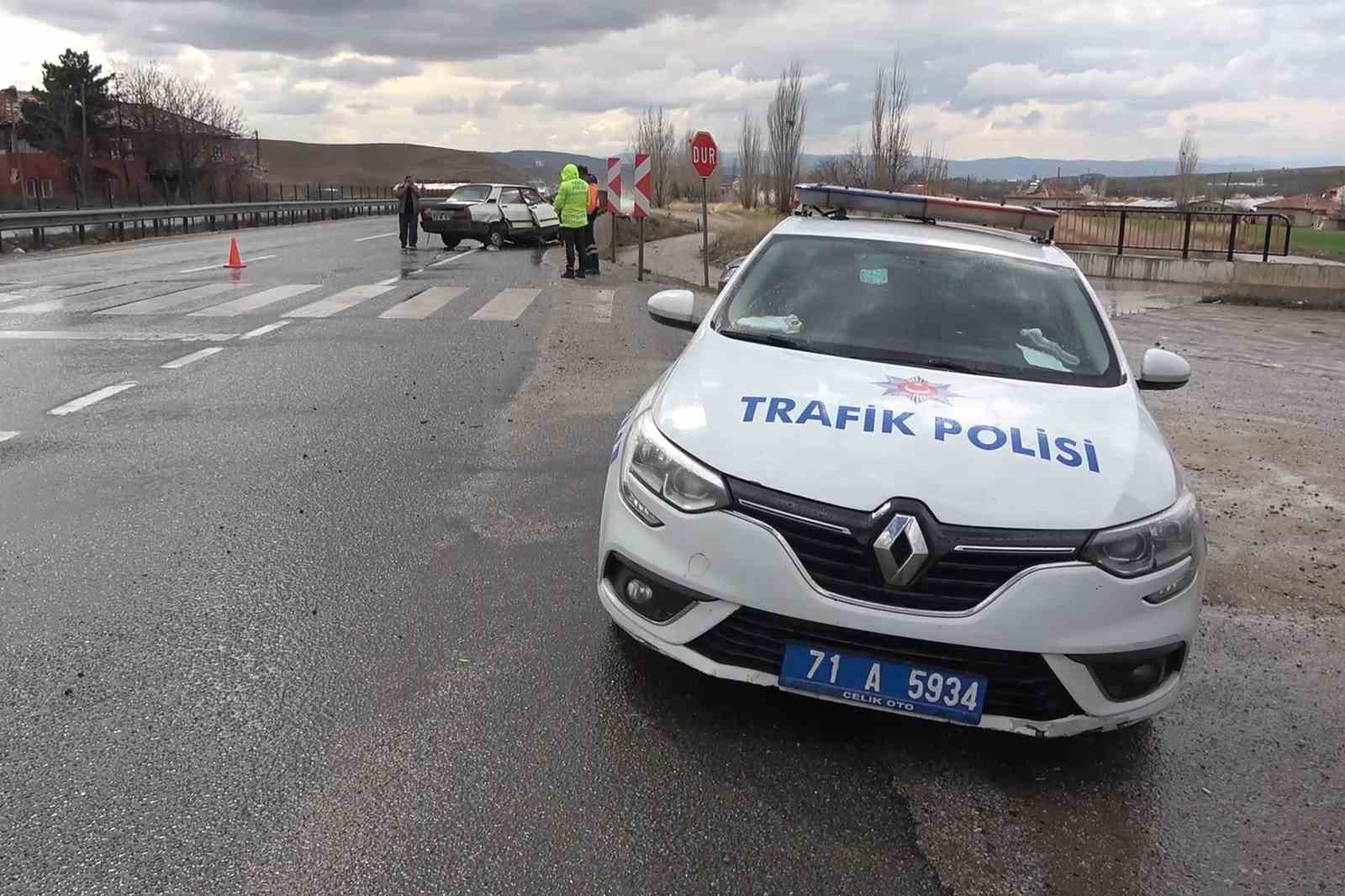 KIRIKKALE'DE KONTROLDEN ÇIKAN OTOMOBİL DEMİR KORKULUKLARA OK GİBİ SAPLANDI