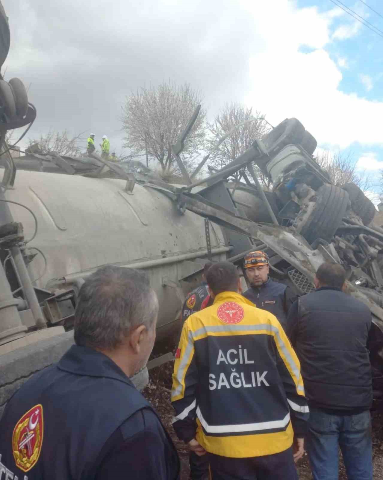 Niğde’de LPG tankeri devrildi: 1 ölü