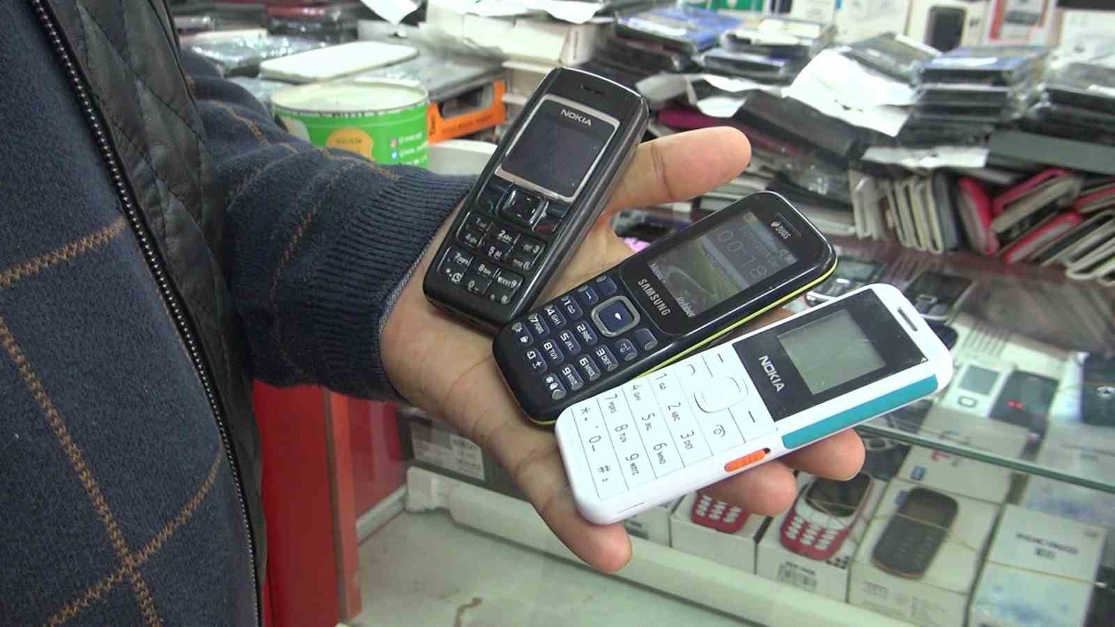 Sadece asker ve yaşlılar alıyordu: Tuşlu telefonlar depremlerin ardından yeniden değer kazandı