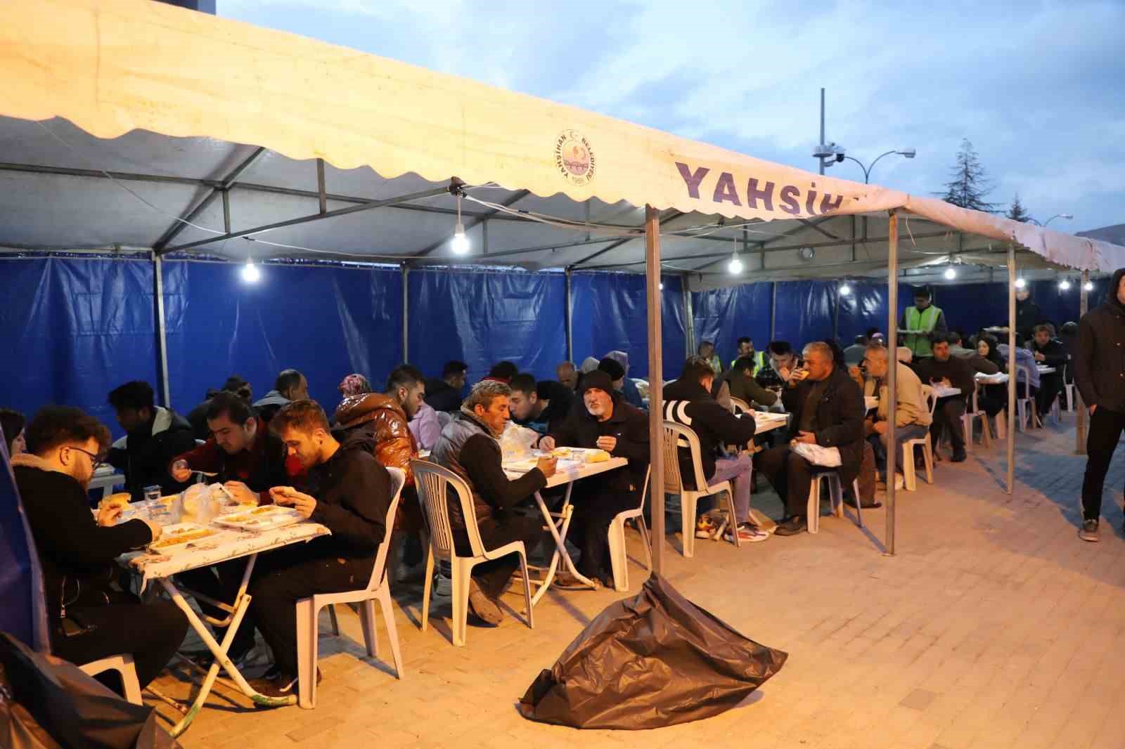 Yahşihan’da yüzlerce aile aynı sofrada buluşuyor.