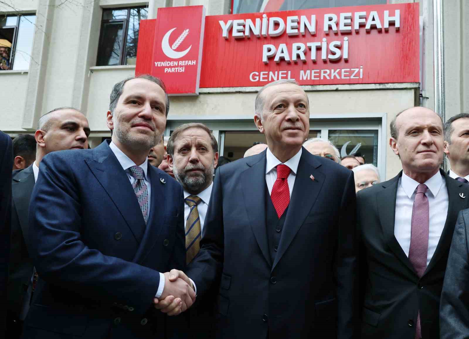 Cumhurbaşkanı Recep Tayyip Erdoğan’ın Yeniden Refah Partisi Genel Başkanı Fatih Erbakan’la görüşmesi başladı.