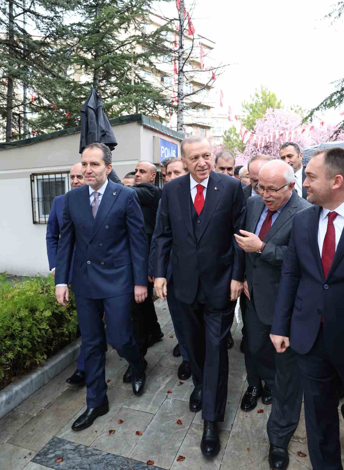 Cumhurbaşkanı Recep Tayyip Erdoğan’ın Yeniden Refah Partisi Genel Başkanı Fatih Erbakan’la görüşmesi başladı.