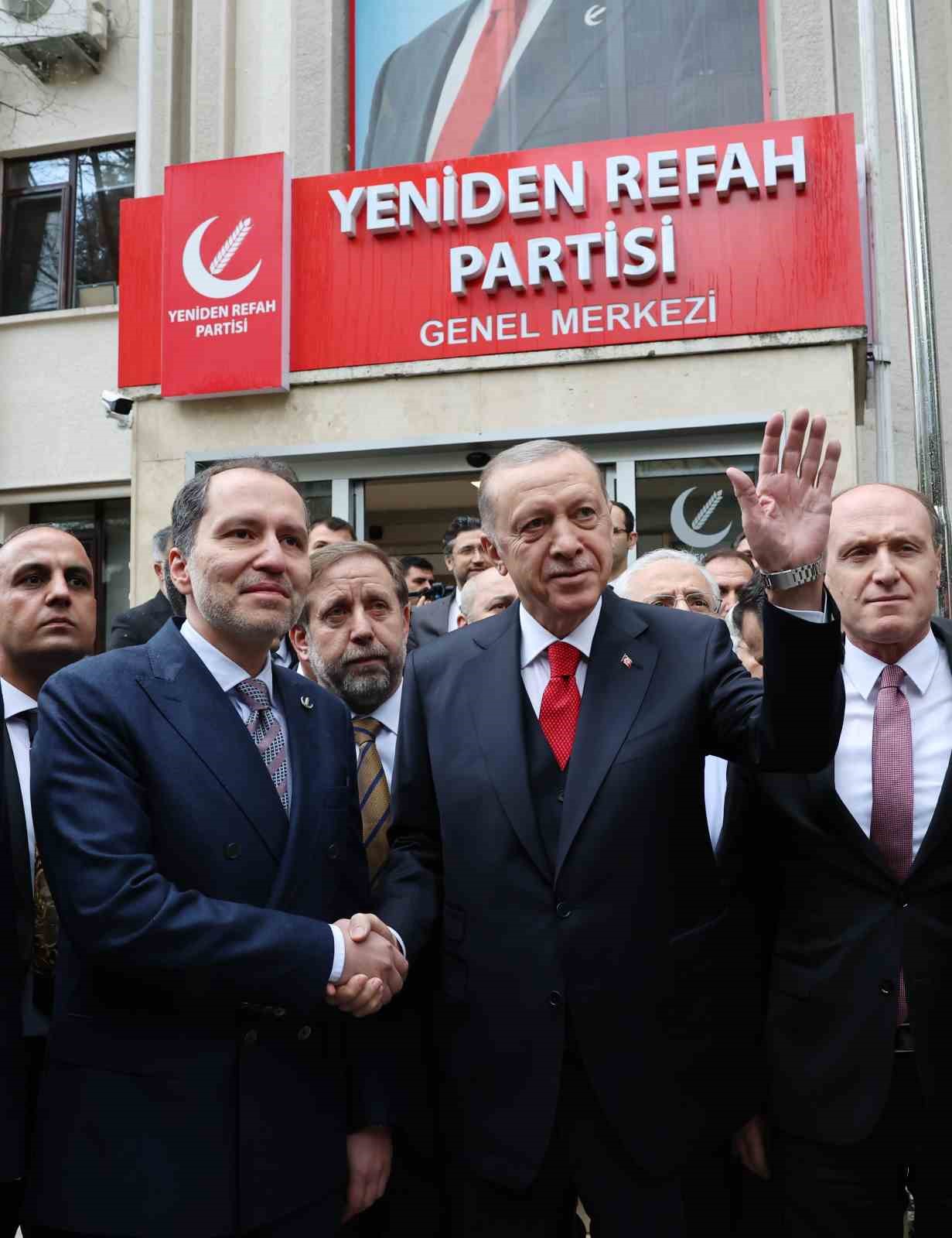 Cumhurbaşkanı Recep Tayyip Erdoğan’ın Yeniden Refah Partisi Genel Başkanı Fatih Erbakan’la görüşmesi başladı.