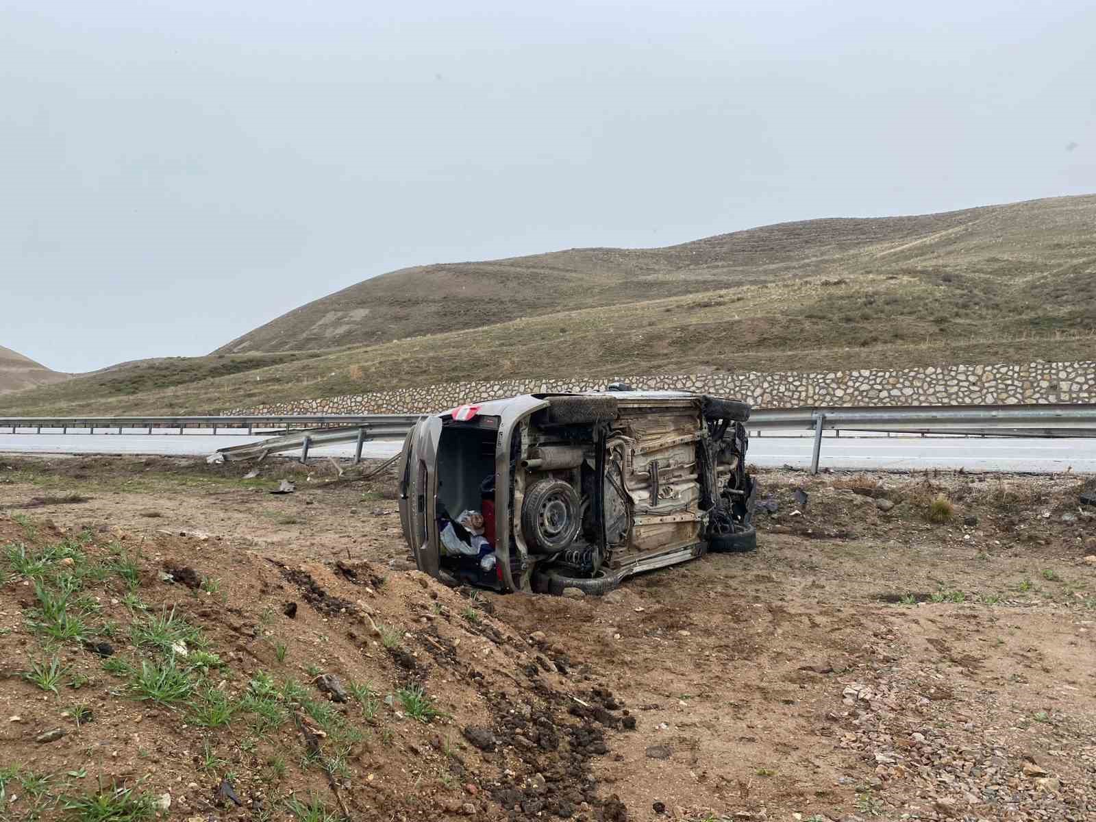 KIRIKKALE'DE BARİYERLERE ÇARPAN OTOMOBİL TAKLA ATTI