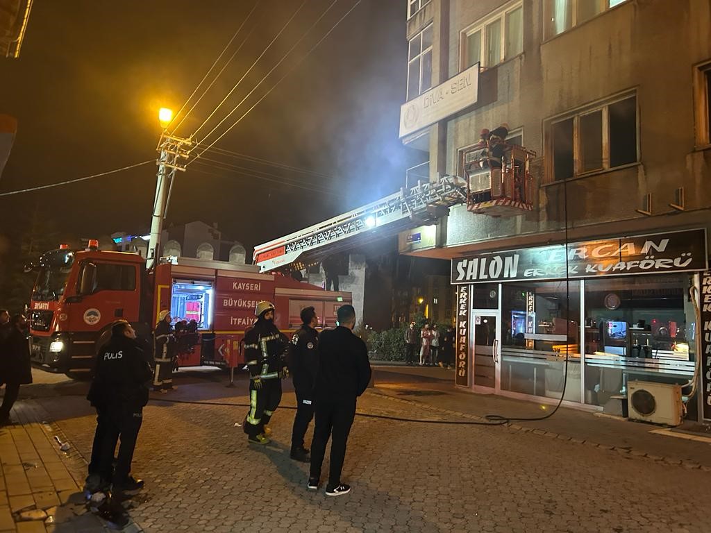 3 katlı binada çıkan yangın söndürüldü