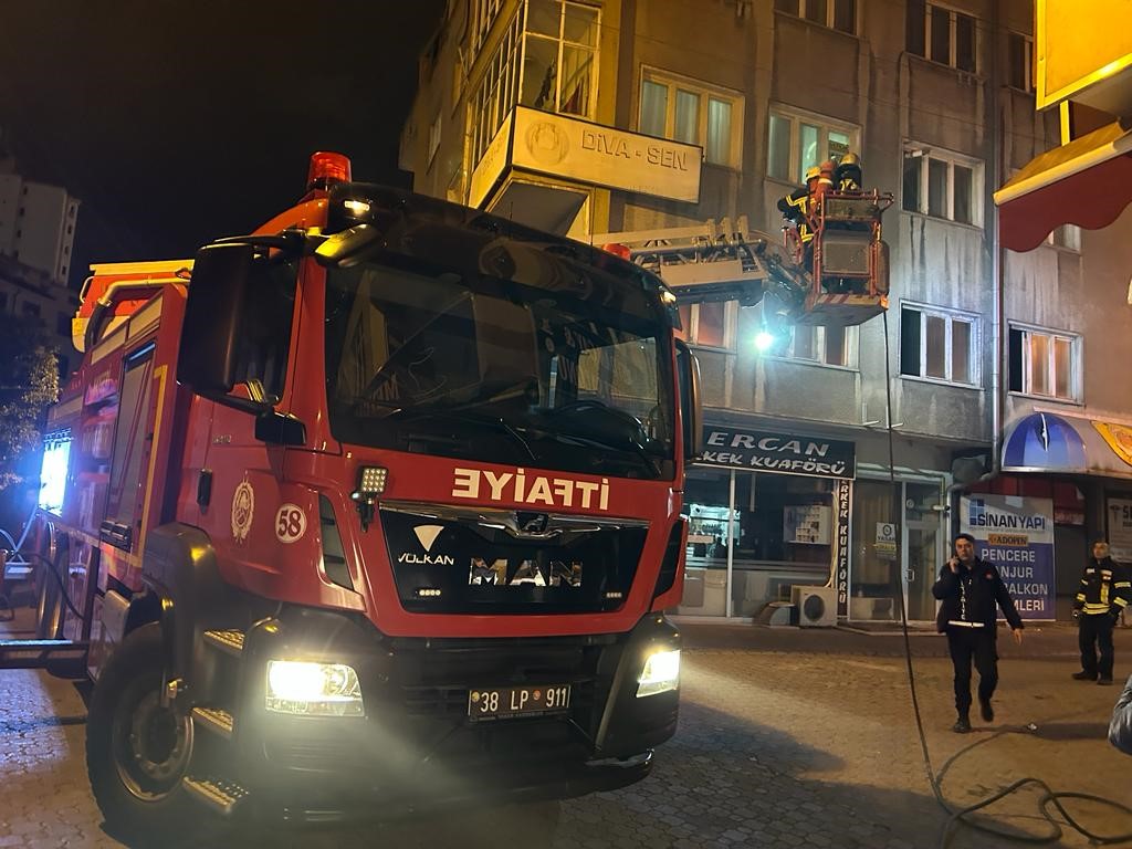 3 katlı binada çıkan yangın söndürüldü