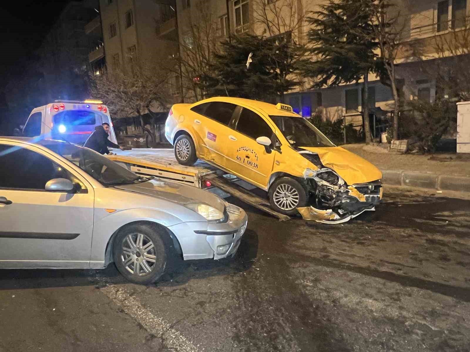 Nevşehir’de ticari taksi ile otomobil çarpıştı: 3 yaralı