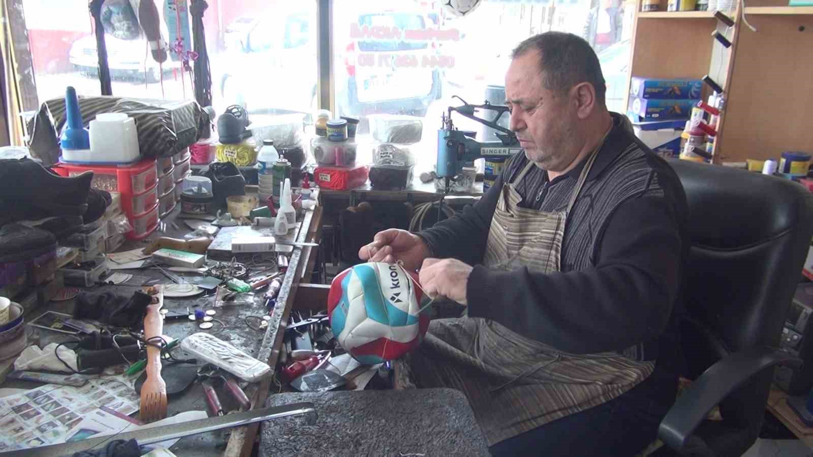 50 yaşındaki top tamircisi 35 senedir aynı mahallede çocukların yüzünü güldürüyor