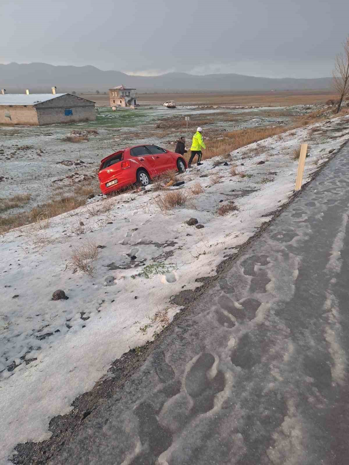 Otomobil tıra ok gibi saplandı: 1 yaralı