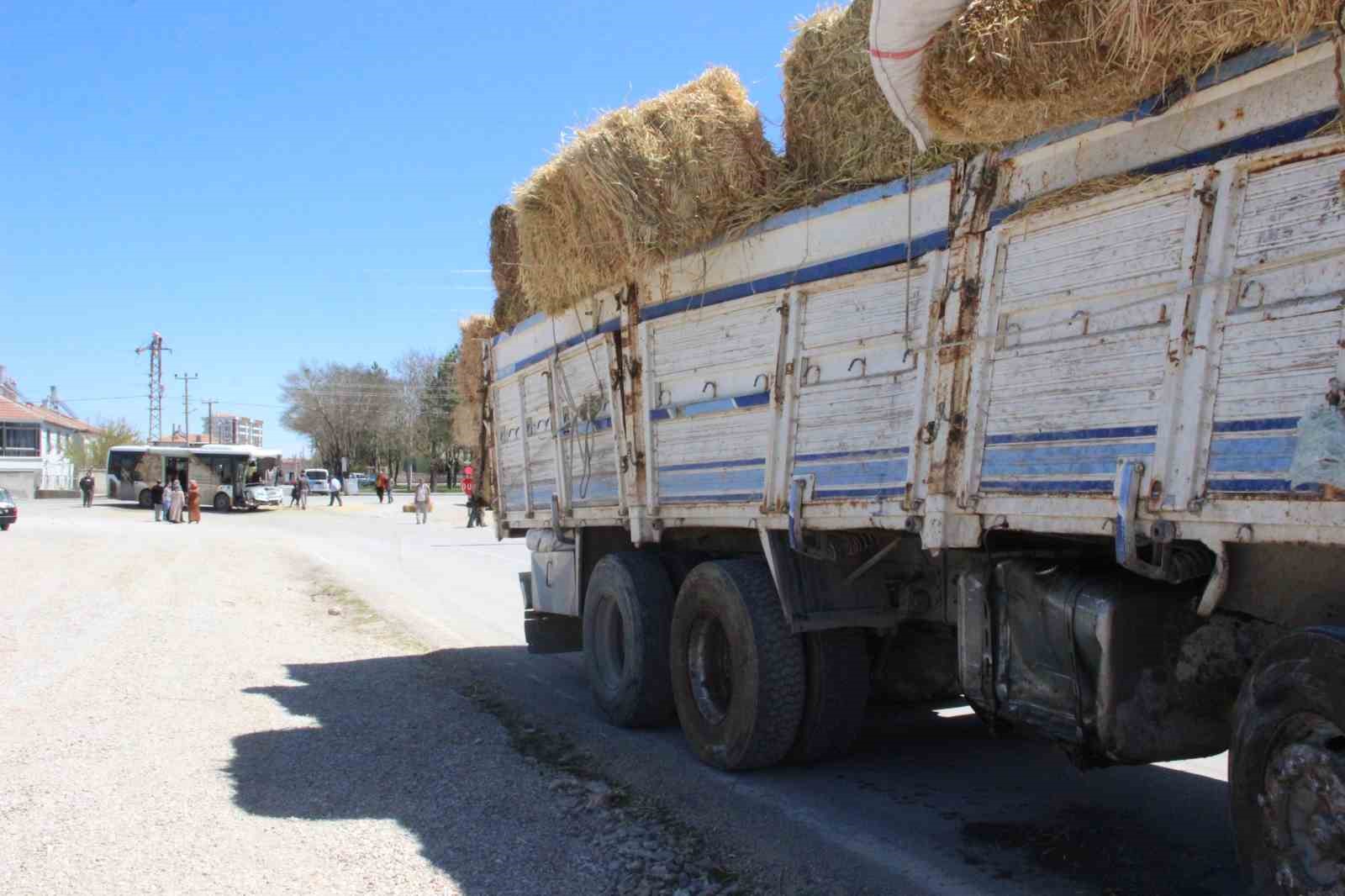 Karaman’da halk otobüsü ile kamyon çarpıştı: 7 yaralı