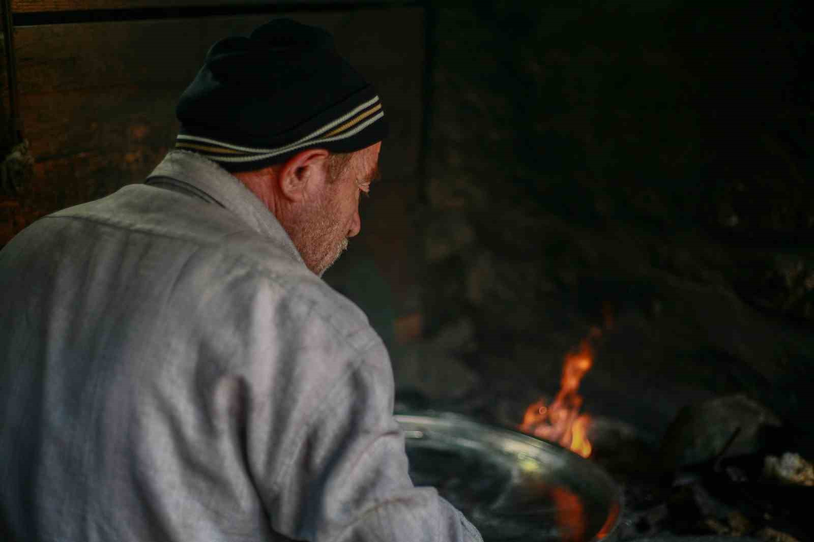 Mesleğinin son temsilcilerinden kalaycı Mustafa usta zanaatini yarım asırdır yaşatıyor