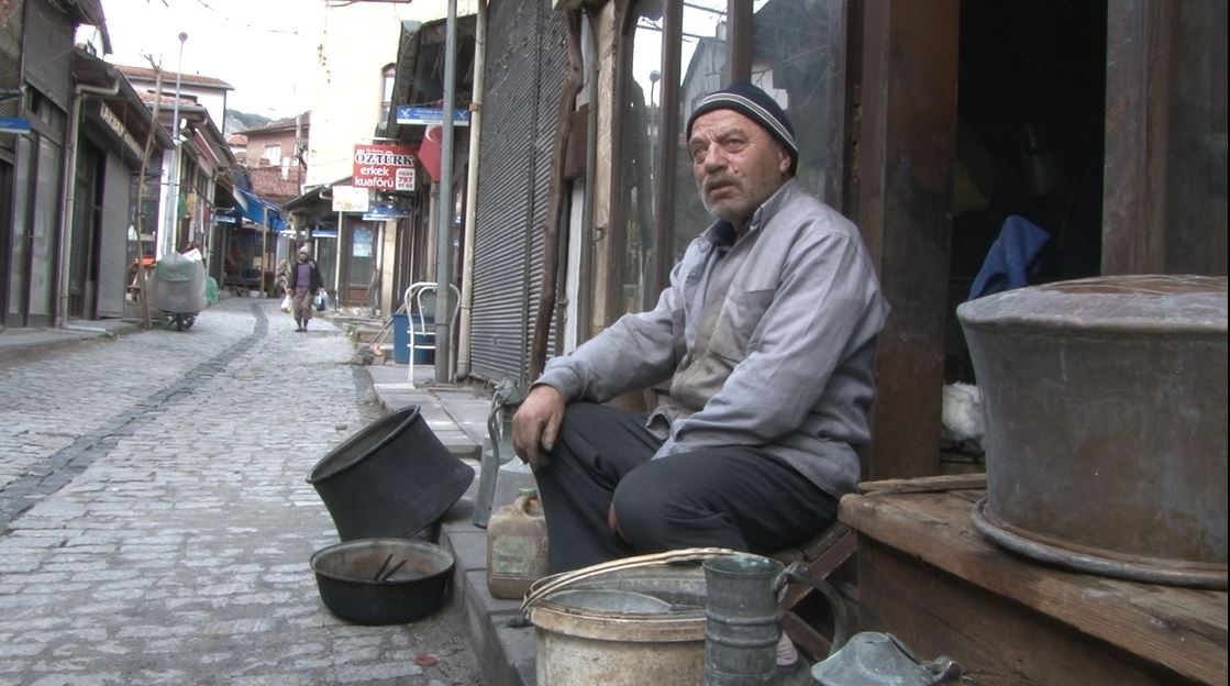 Mesleğinin son temsilcilerinden kalaycı Mustafa usta zanaatini yarım asırdır yaşatıyor