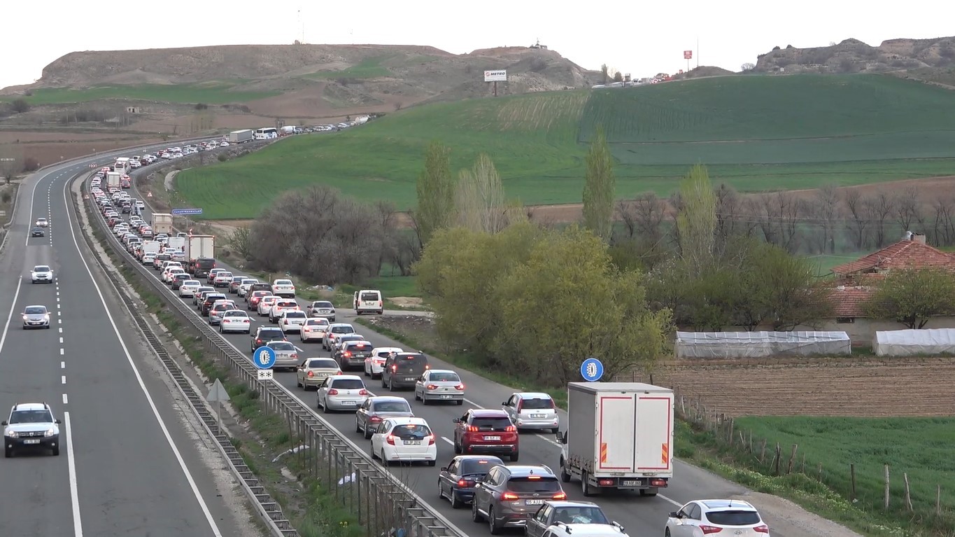 BAYRAM ÖNCESİ TRAFİK YOĞUNLUĞU! BERABERİNDE KAZALARIDA GETİRDİ