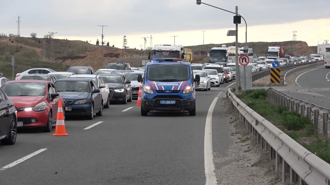 BAYRAM ÖNCESİ TRAFİK YOĞUNLUĞU! BERABERİNDE KAZALARIDA GETİRDİ