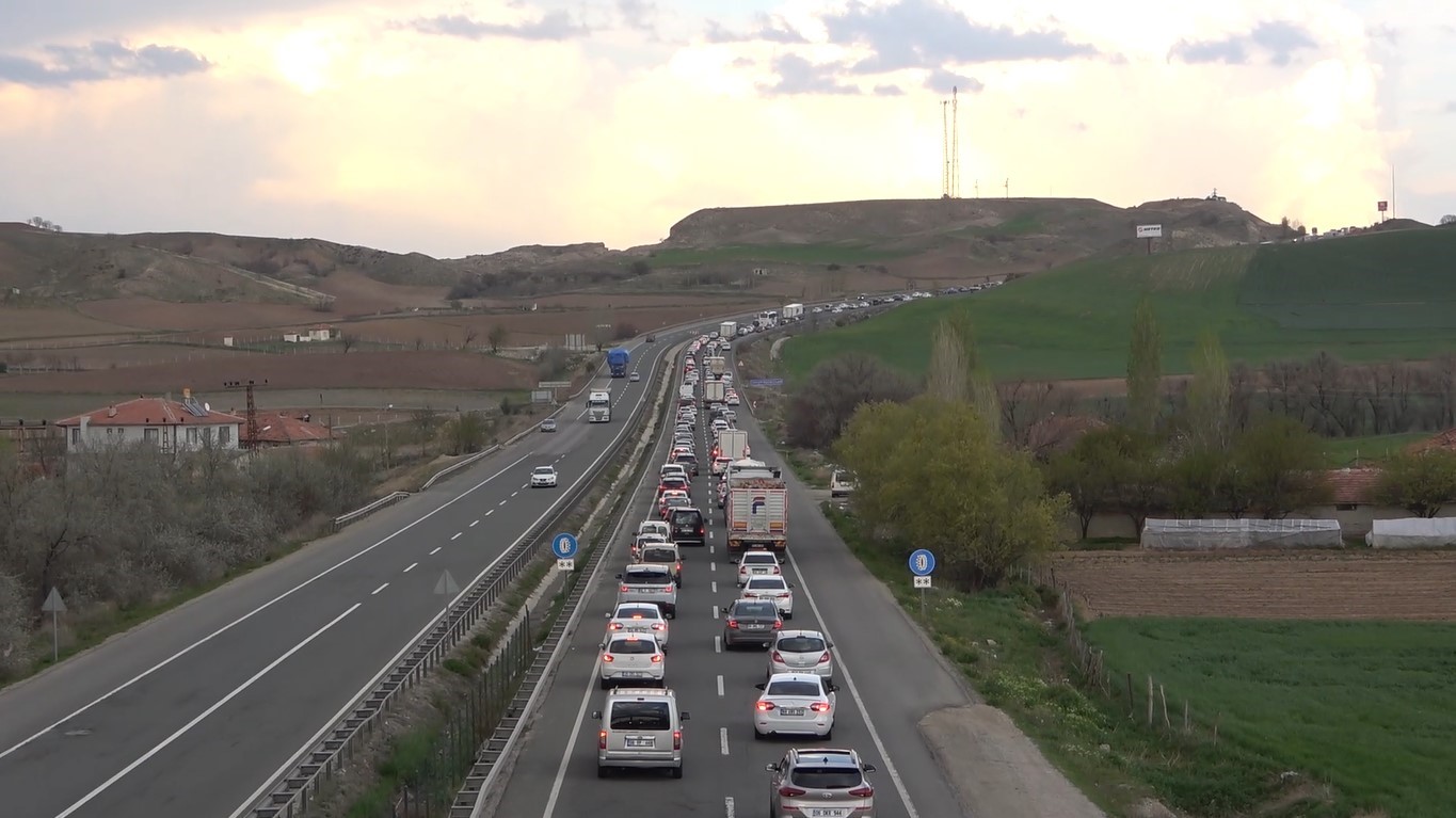 BAYRAM ÖNCESİ TRAFİK YOĞUNLUĞU! BERABERİNDE KAZALARIDA GETİRDİ