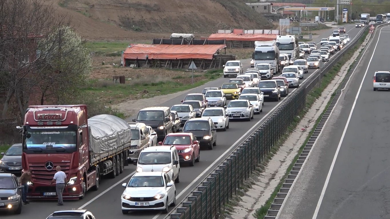 BAYRAM ÖNCESİ TRAFİK YOĞUNLUĞU! BERABERİNDE KAZALARIDA GETİRDİ