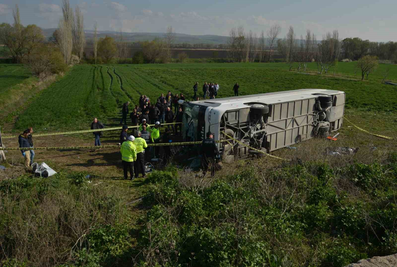 İşçi servisi şarampole uçtu: 3 ölü, 31 yaralı