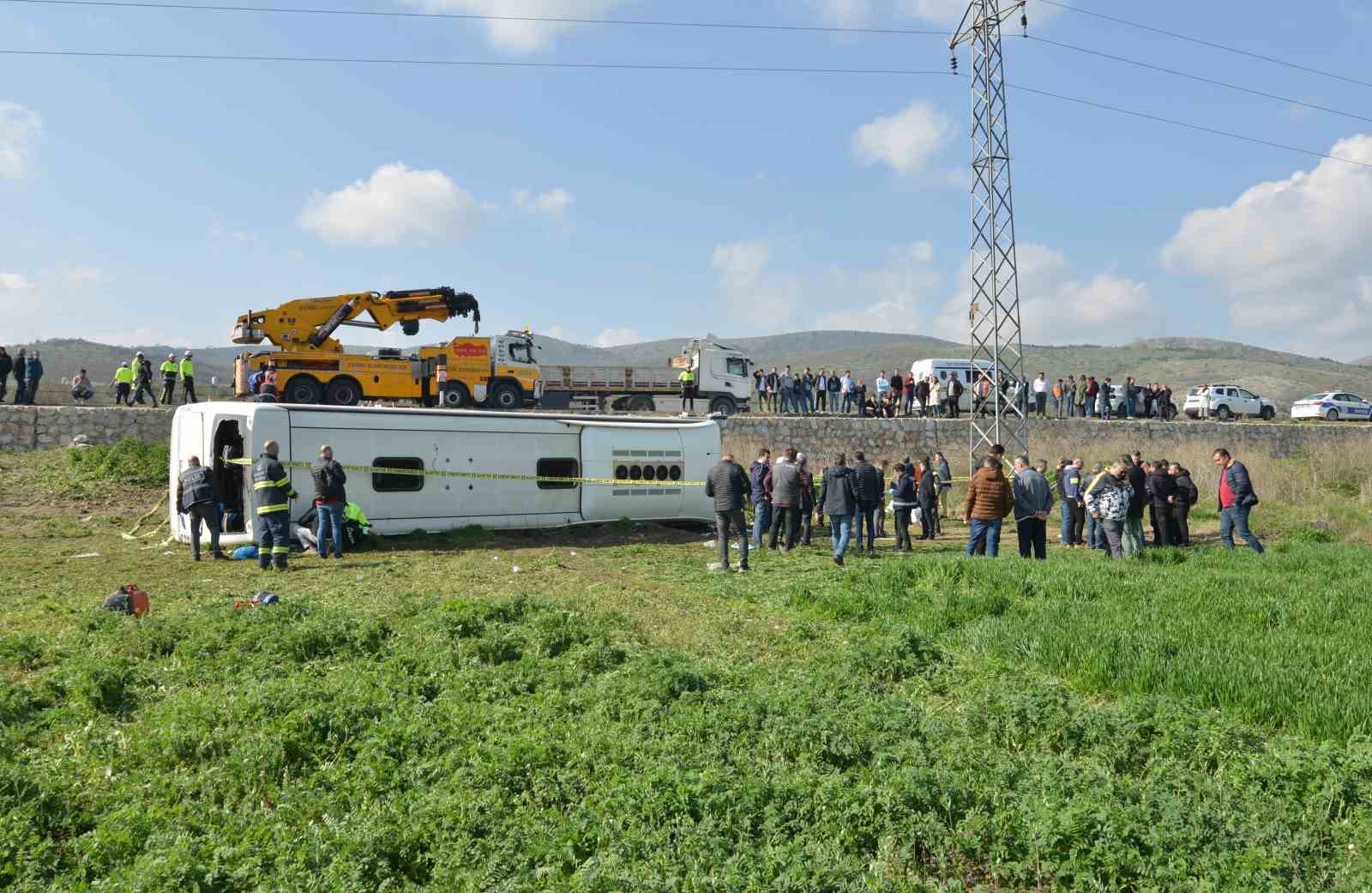 İşçi servisi şarampole uçtu: 3 ölü, 31 yaralı