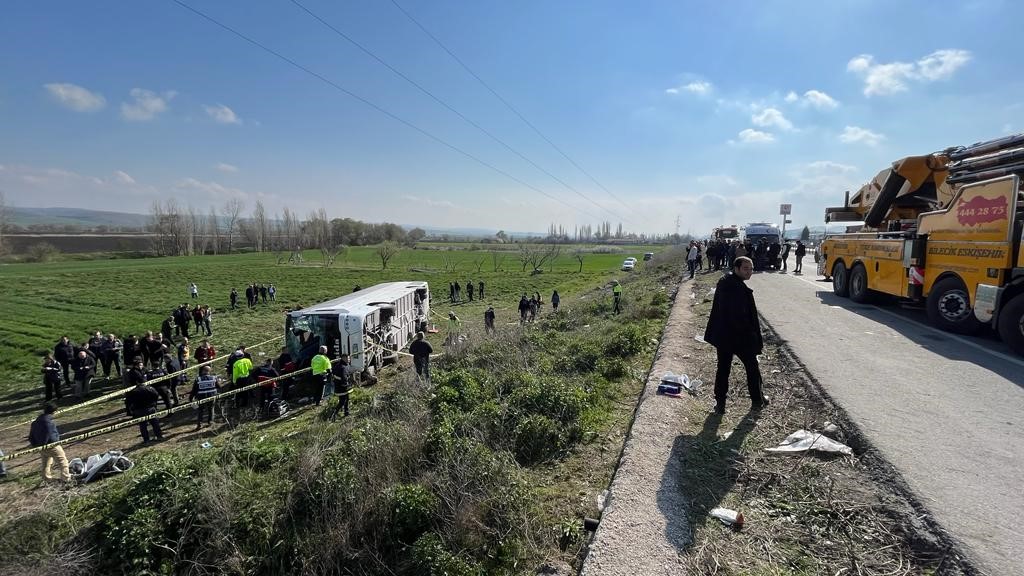 İşçi servisi şarampole uçtu: 3 ölü, 31 yaralı