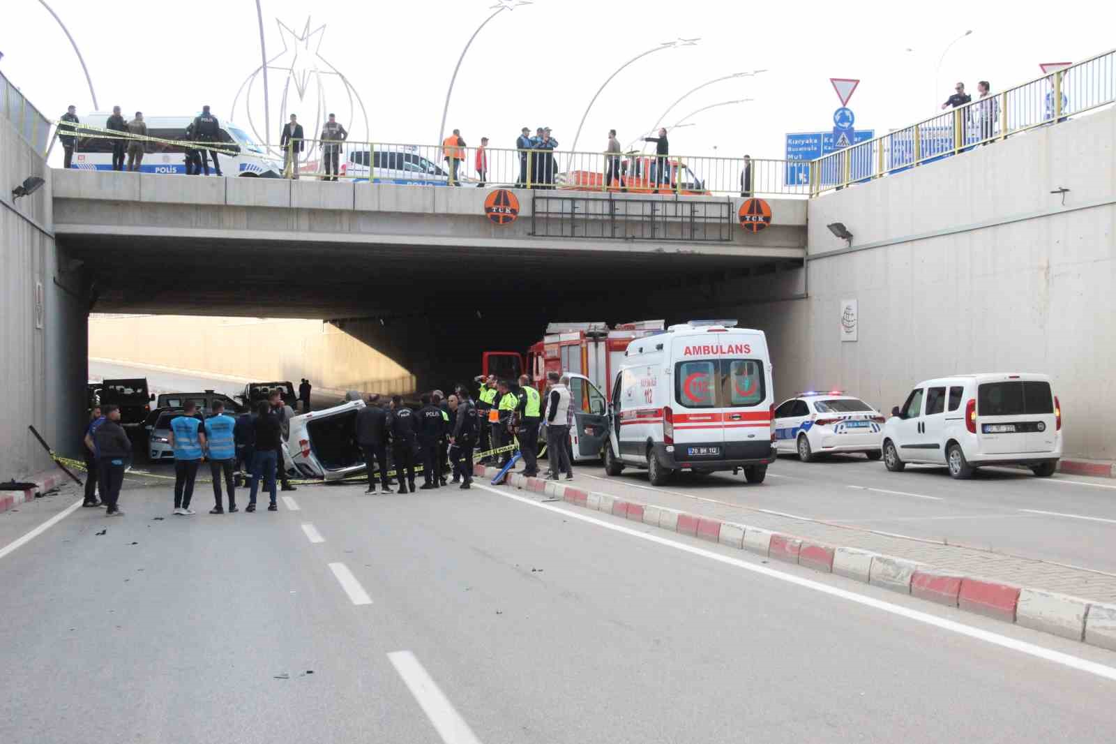 Karaman’da hafif ticari araç alt geçide düştü: 2 ölü, 1 yaralı