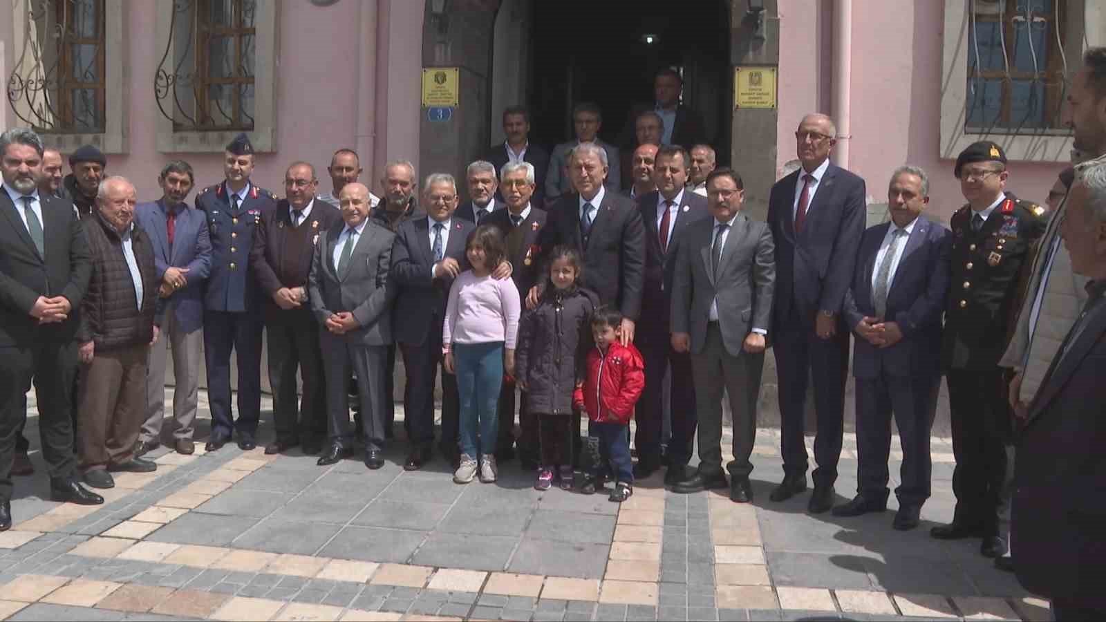 Bakan Akar’dan terörle iş birliğine yönelik “otobüs” benzetmesi